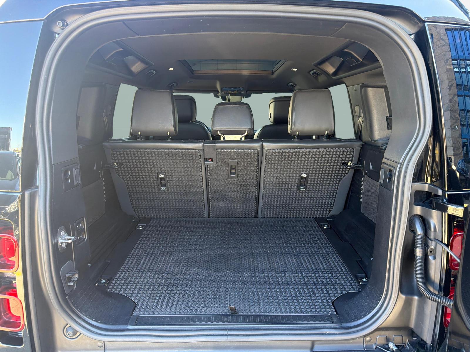 LAND ROVER Defender 110 3.0 D I6 300 X-Dynamic HSE-image-19