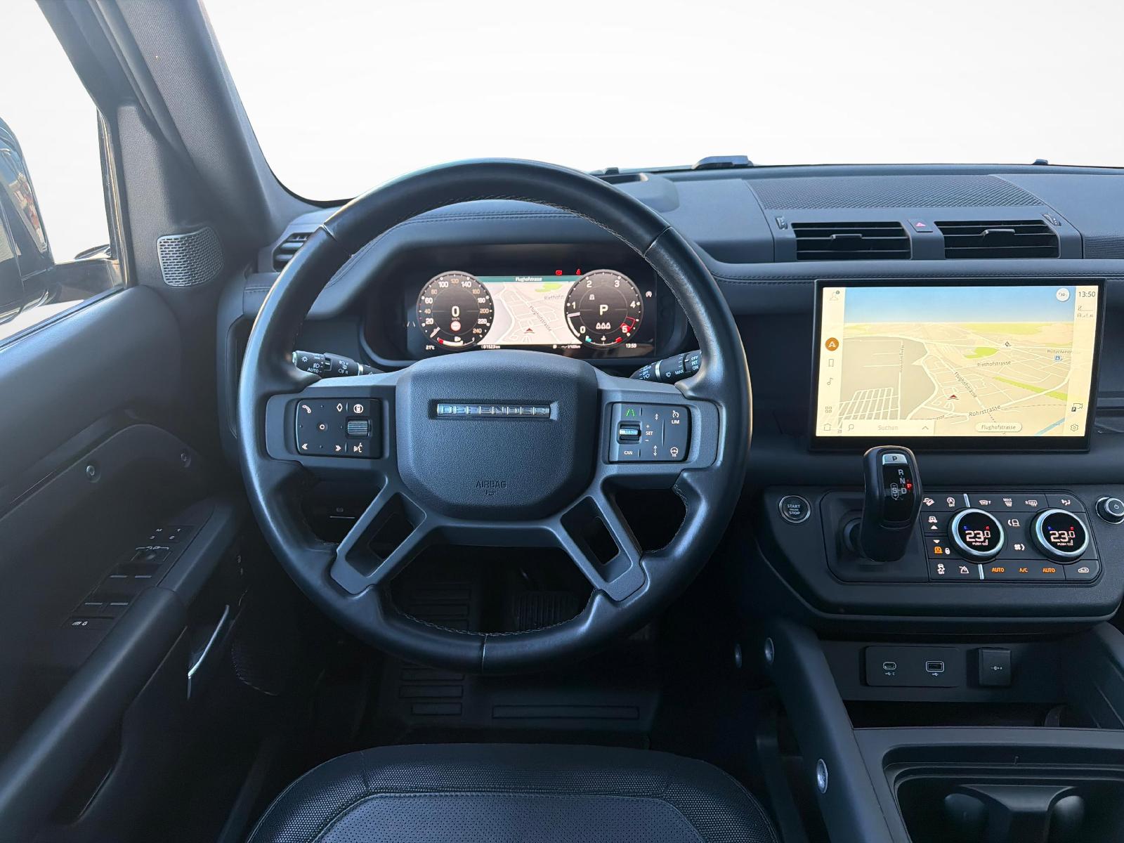 LAND ROVER Defender 110 3.0 D I6 300 X-Dynamic HSE-image-13