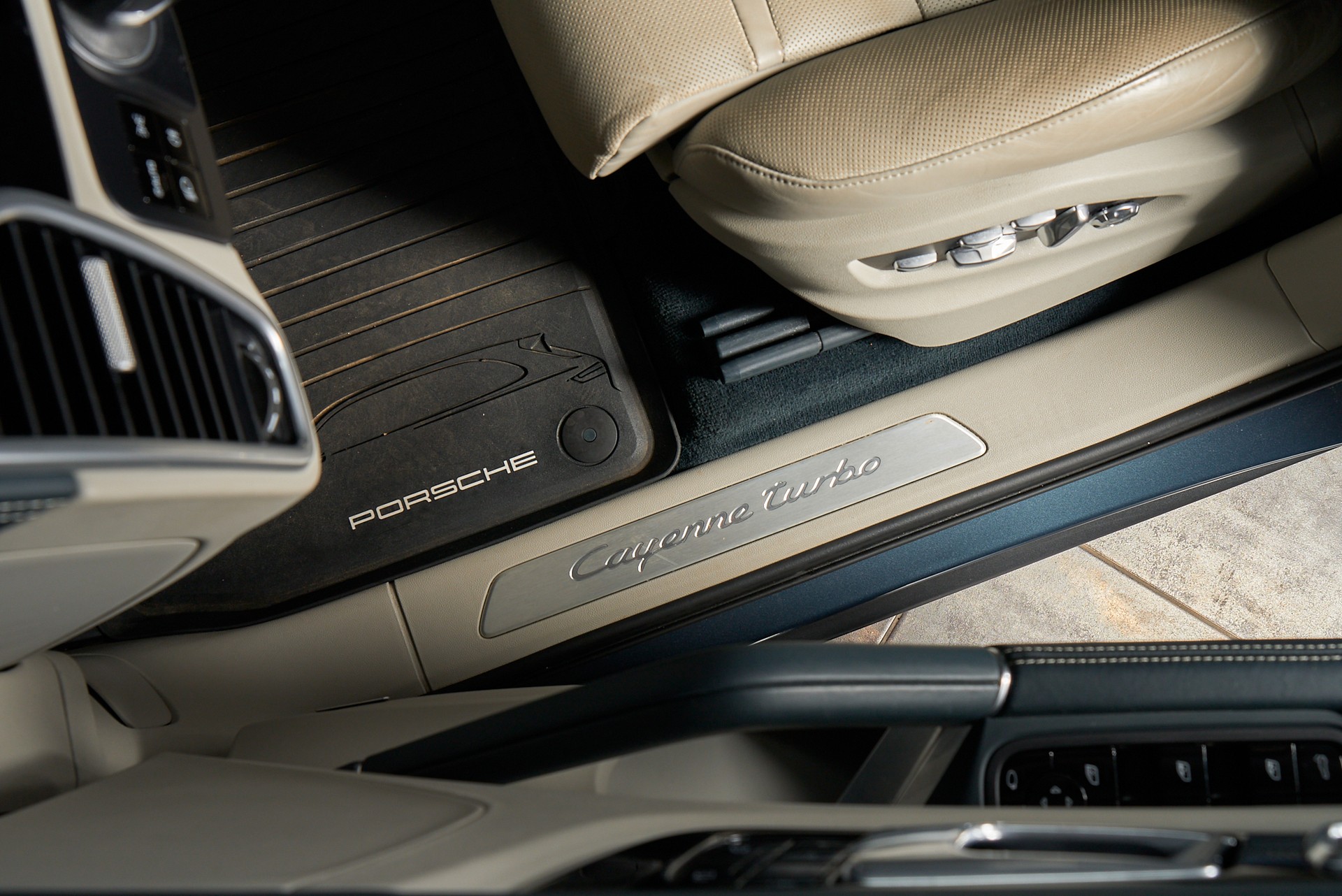 PORSCHE Cayenne Turbo-image-10