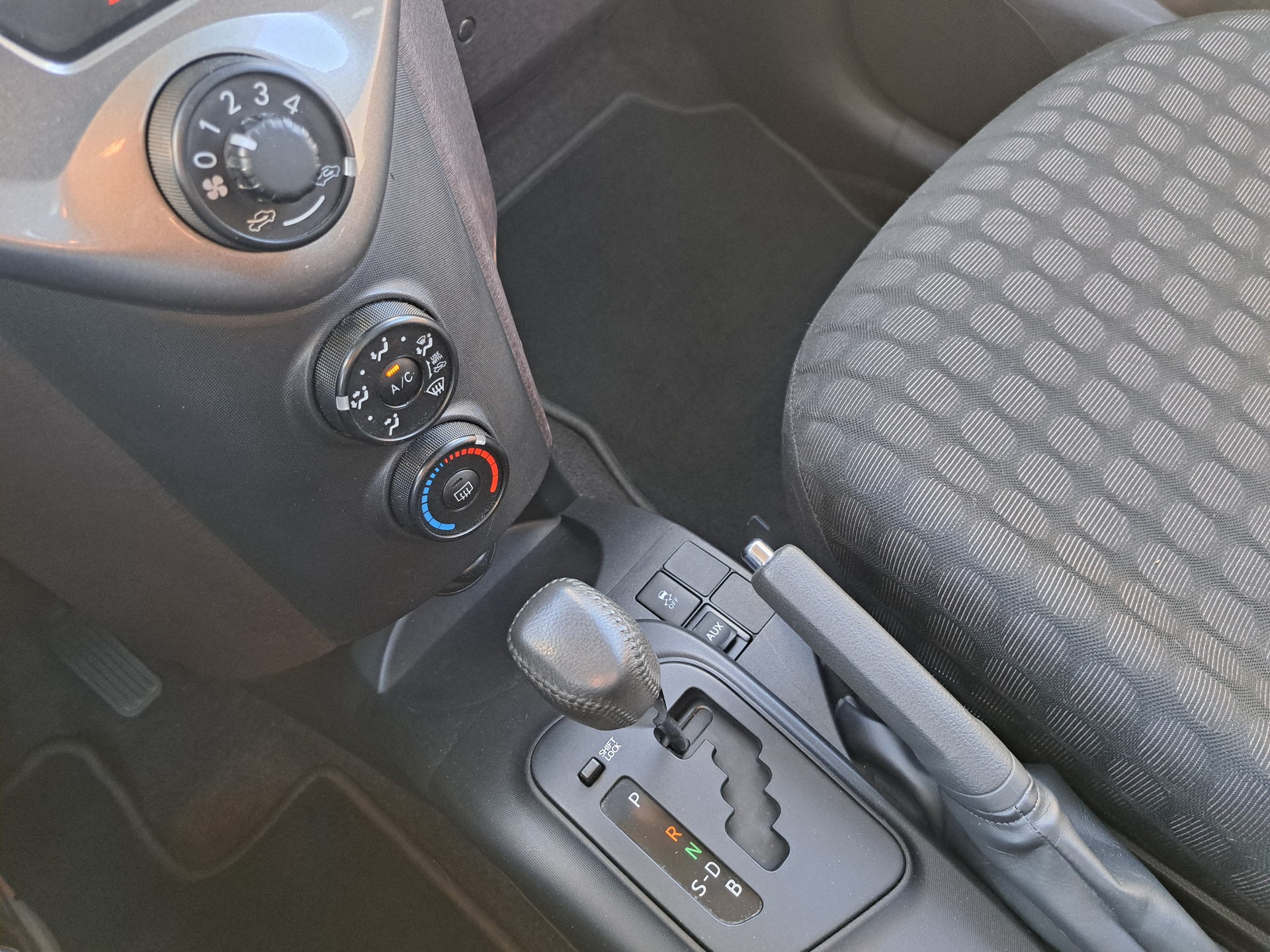 TOYOTA iQ2 1.0 VVT-i Multidrive-image-12