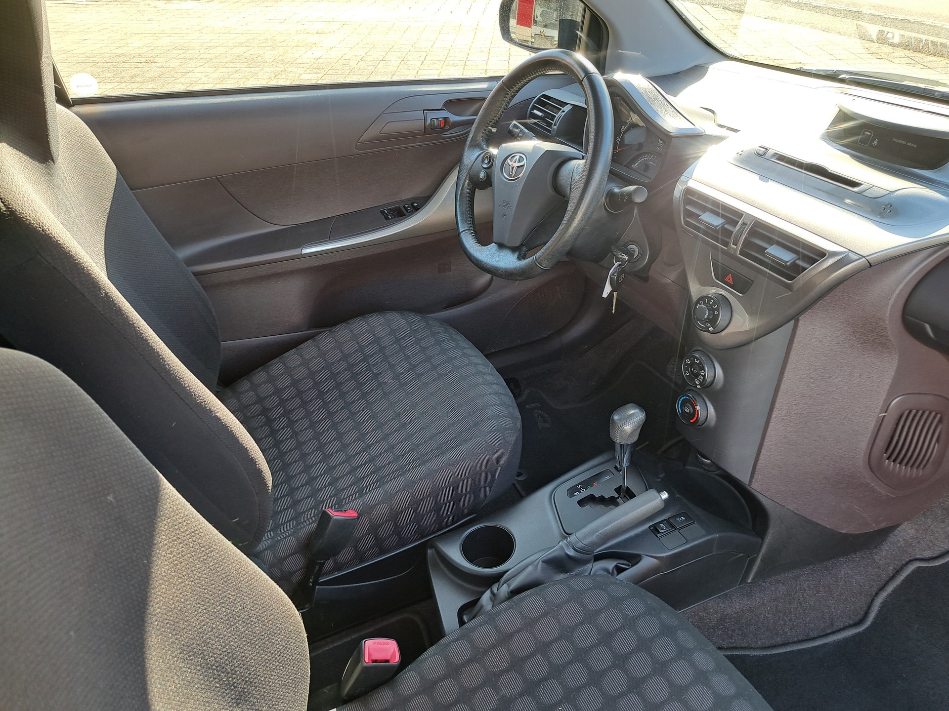 TOYOTA iQ2 1.0 VVT-i Multidrive-image-4