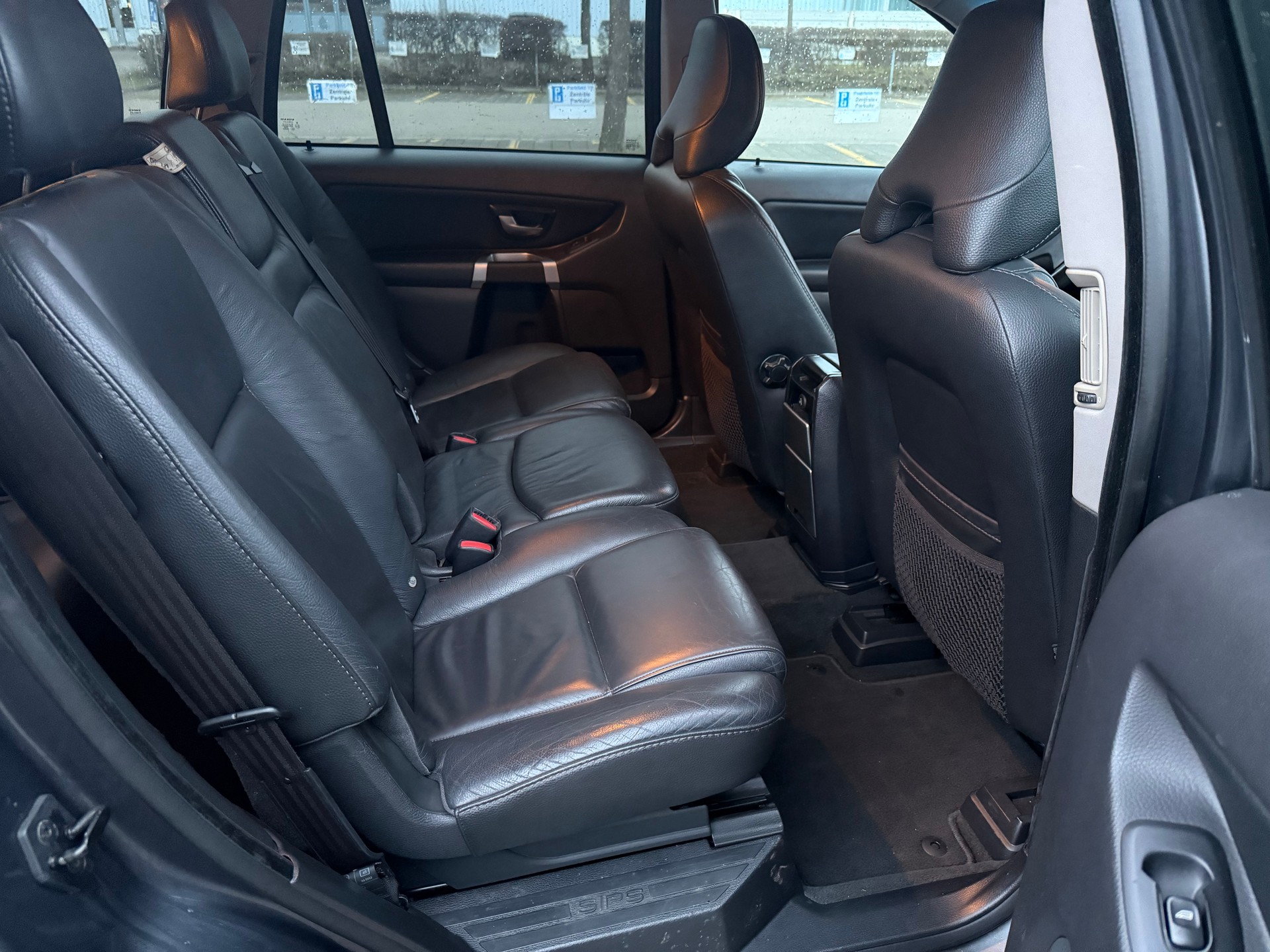VOLVO XC90 D5 AWD Momentum-image-9