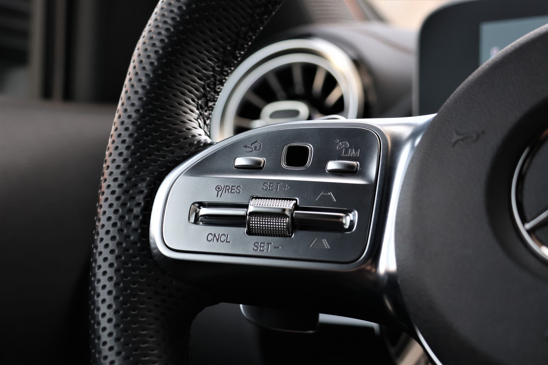 MERCEDES-BENZ GLA 35 AMG 4Matic 8G-Speedshift DCT (CH) "Greymatte"-image-17