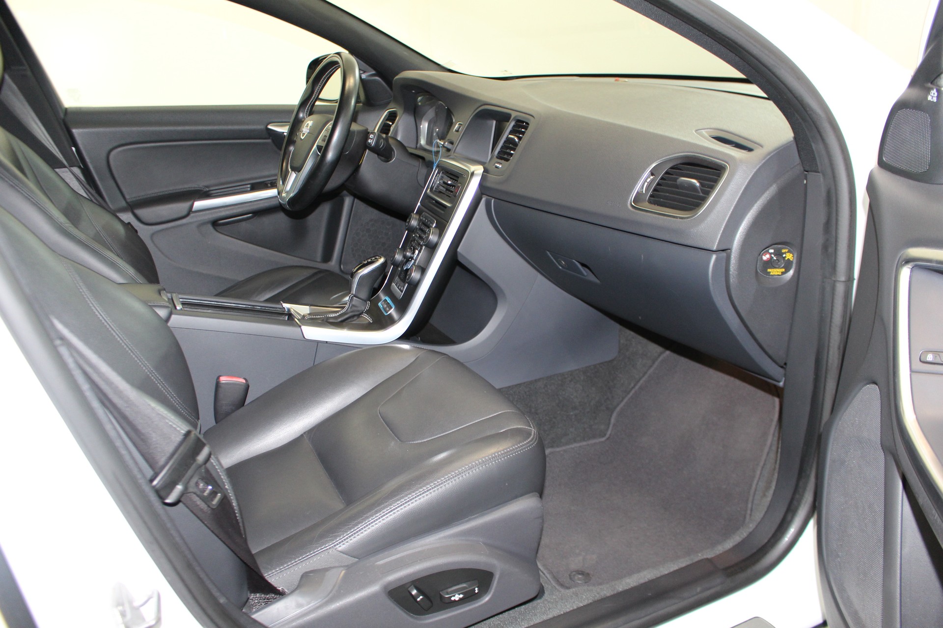 VOLVO V60 2.4 D6 Summum Pl.Hyb.-image-11