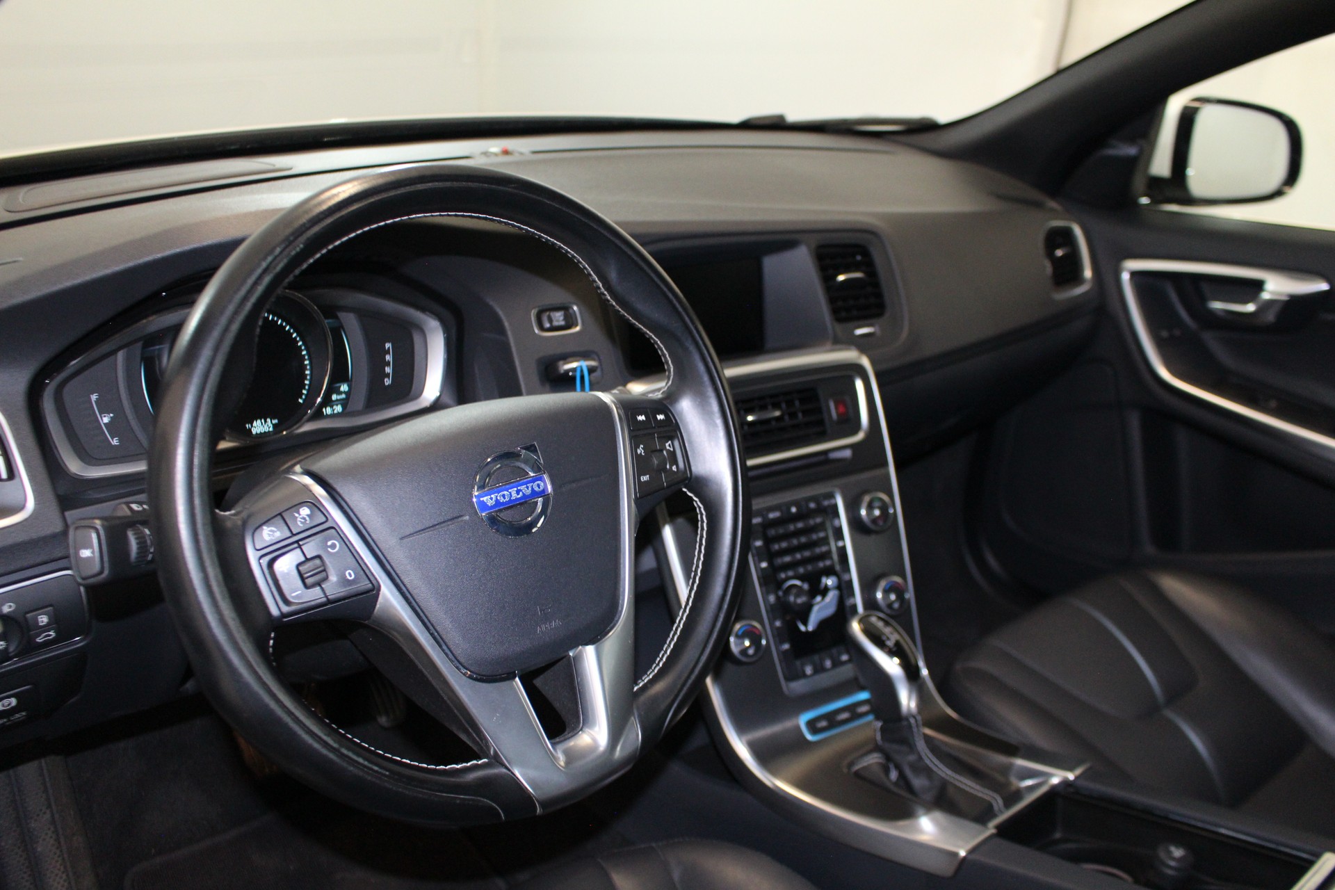 VOLVO V60 2.4 D6 Summum Pl.Hyb.-image-12