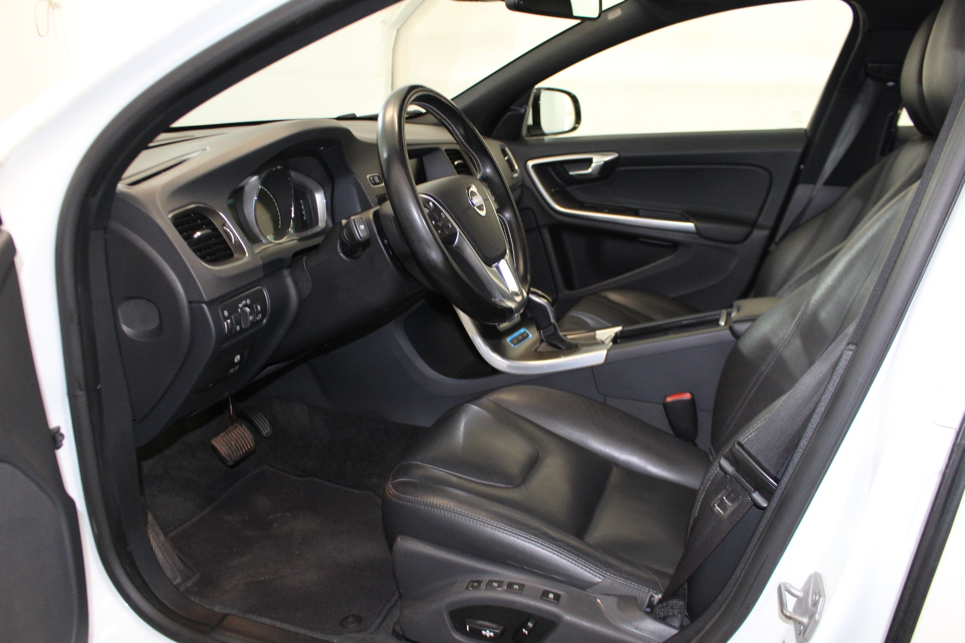 VOLVO V60 2.4 D6 Summum Pl.Hyb.-image-6