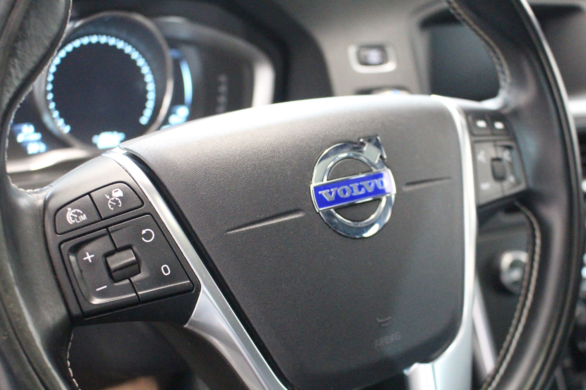 VOLVO V60 2.4 D6 Summum Pl.Hyb.-image-14