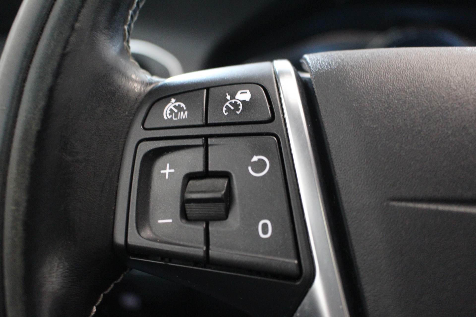 VOLVO V60 2.4 D6 Summum Pl.Hyb.-image-15