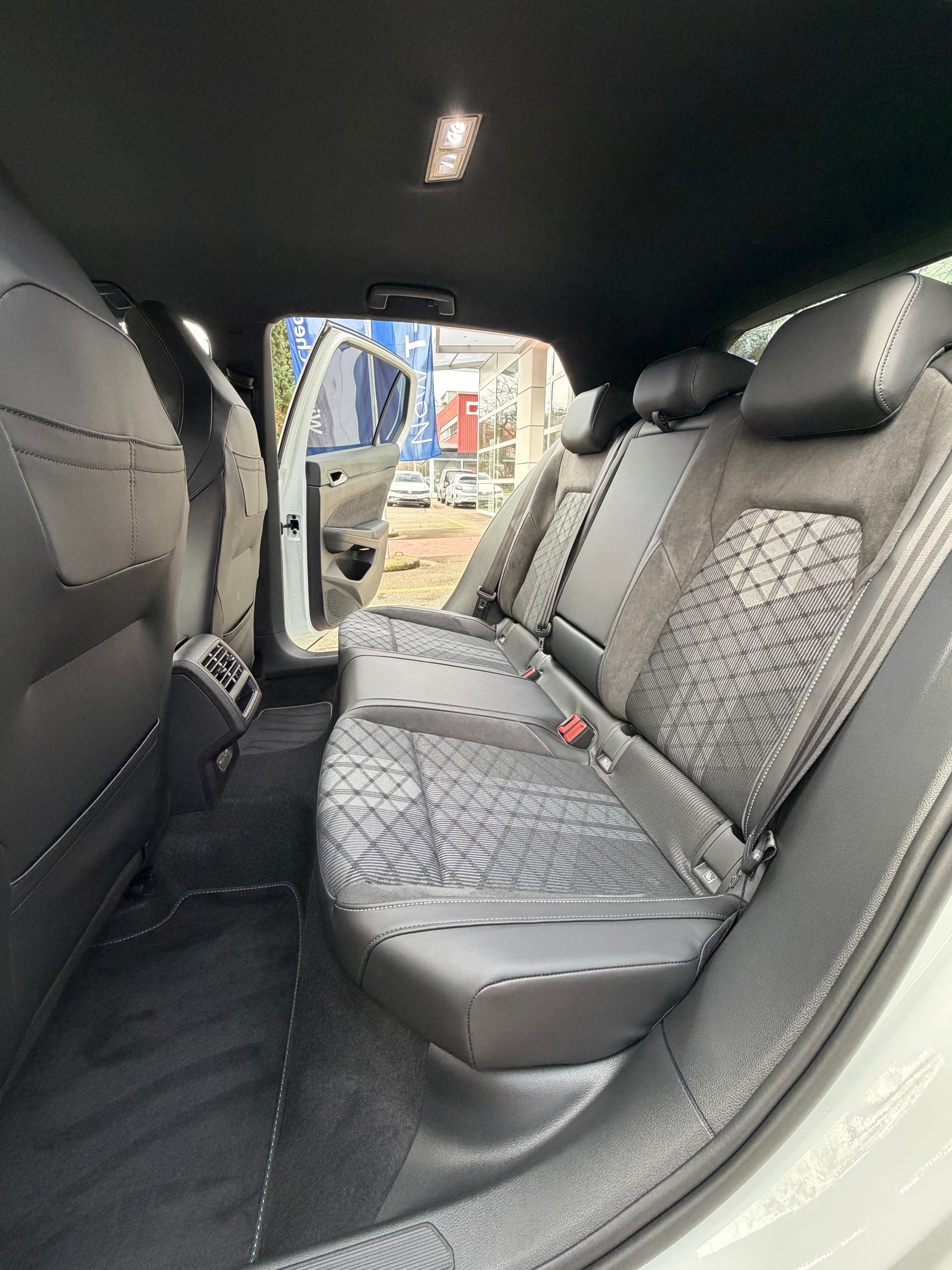 VW Golf 1.5 e TSI mHEV R-Line DSG-image-12