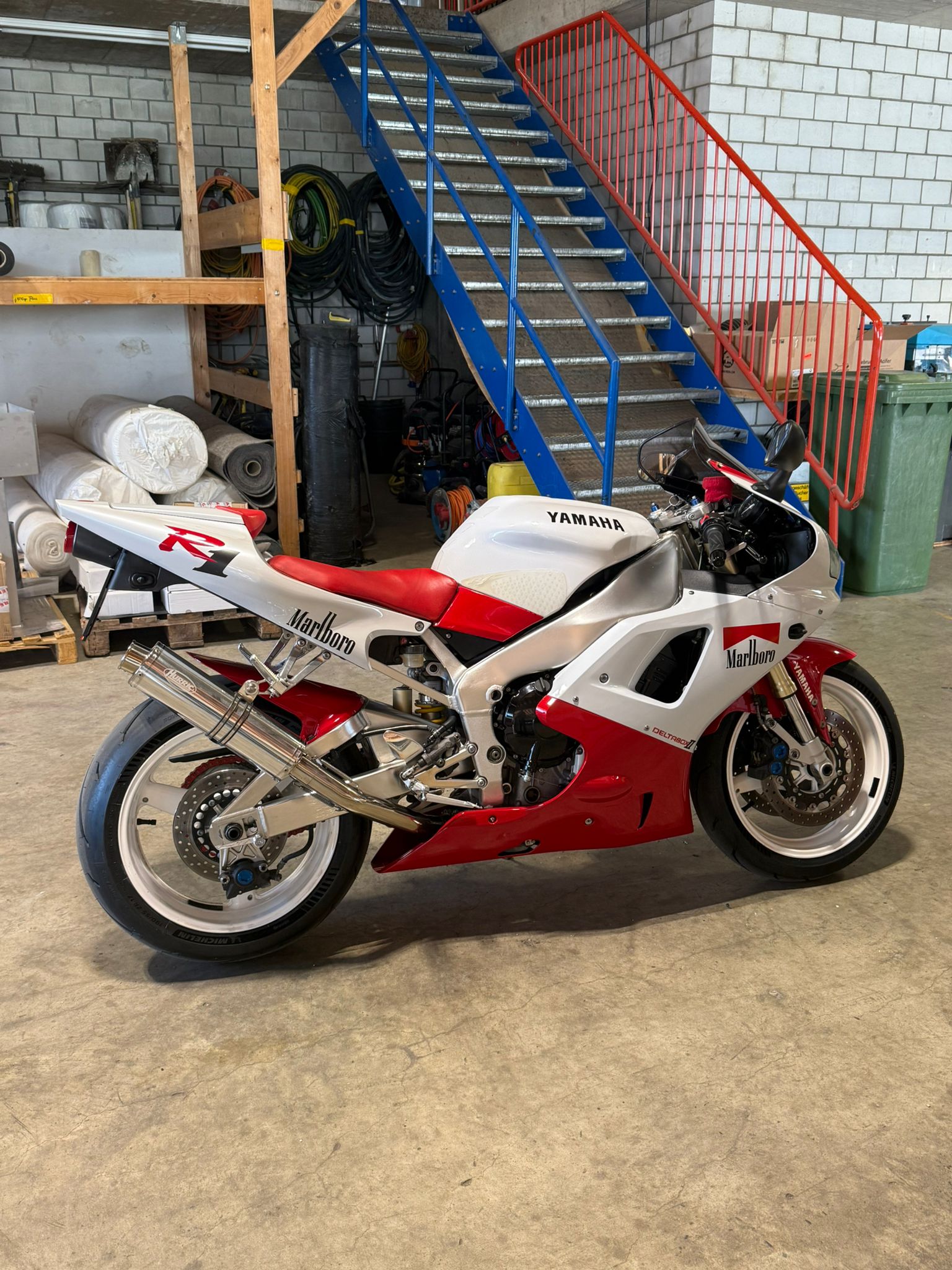 YAMAHA YZF-R1-image-1