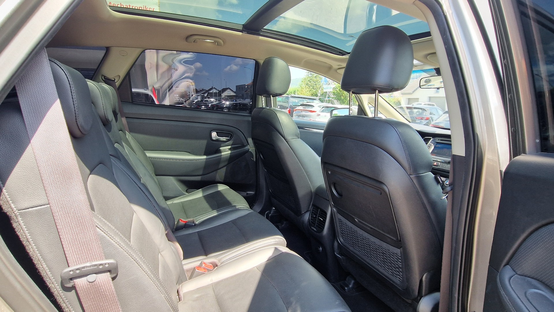 KIA Carens 1.7 CRDi Swiss Eco Edition DCT-image-11