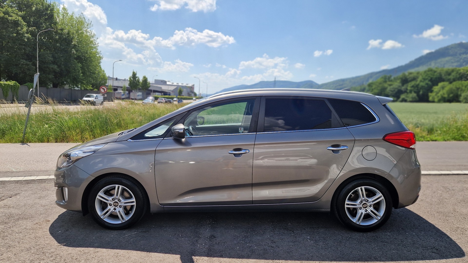 KIA Carens 1.7 CRDi Swiss Eco Edition DCT-image-2