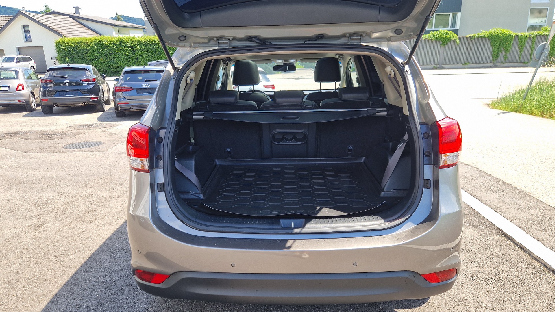 KIA Carens 1.7 CRDi Swiss Eco Edition DCT-image-12