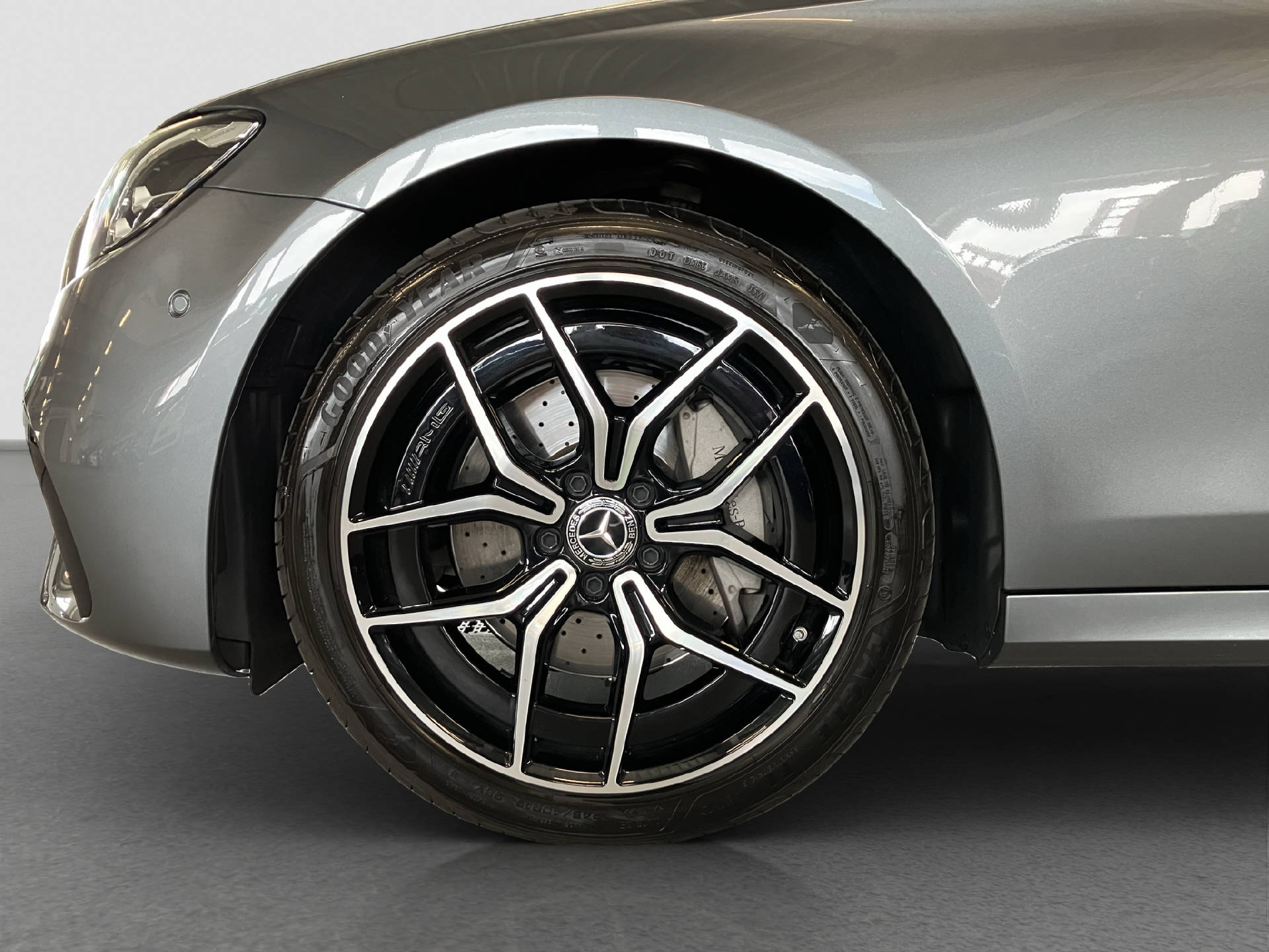 MERCEDES-BENZ E 220 d Swiss Star AMG Line-image-6
