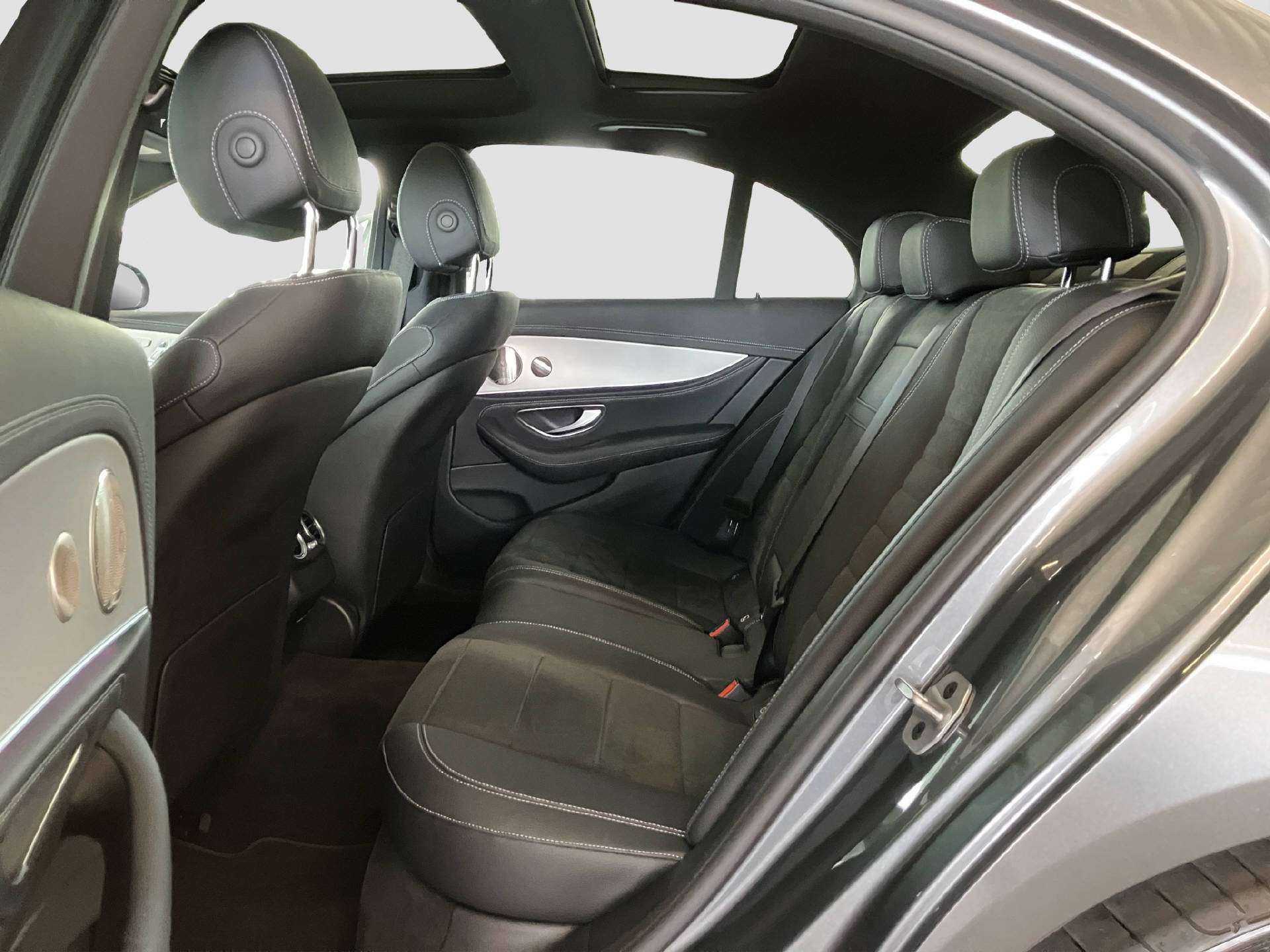 MERCEDES-BENZ E 220 d Swiss Star AMG Line-image-14