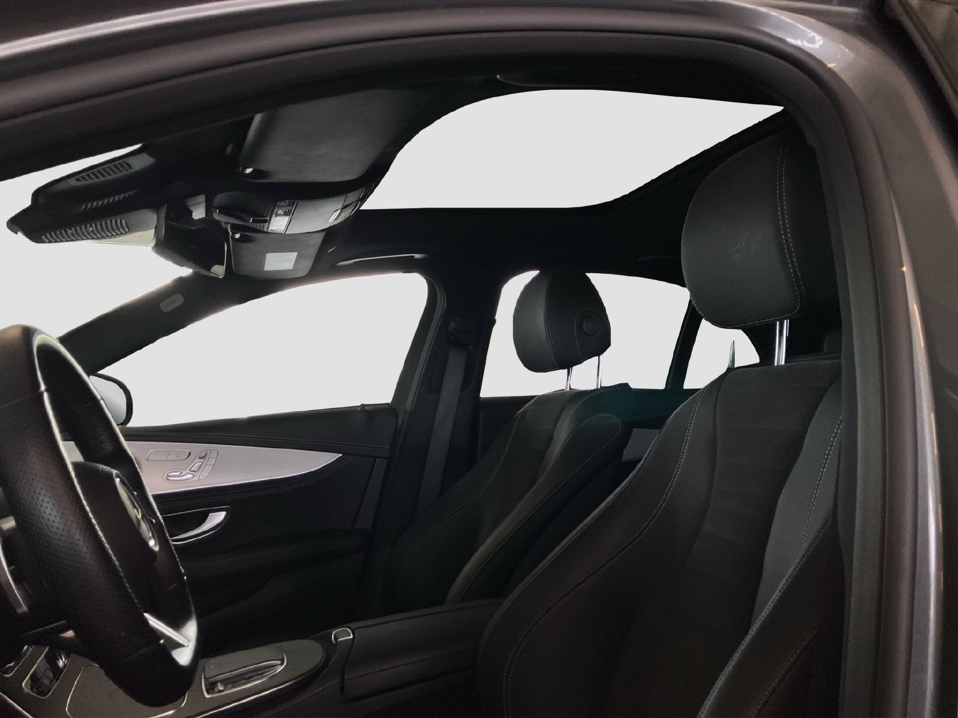 MERCEDES-BENZ E 220 d Swiss Star AMG Line-image-12