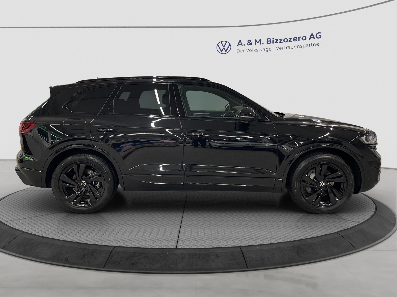 VW Touareg 3.0 TDI R-Line Final Edition Tiptronic-image-5