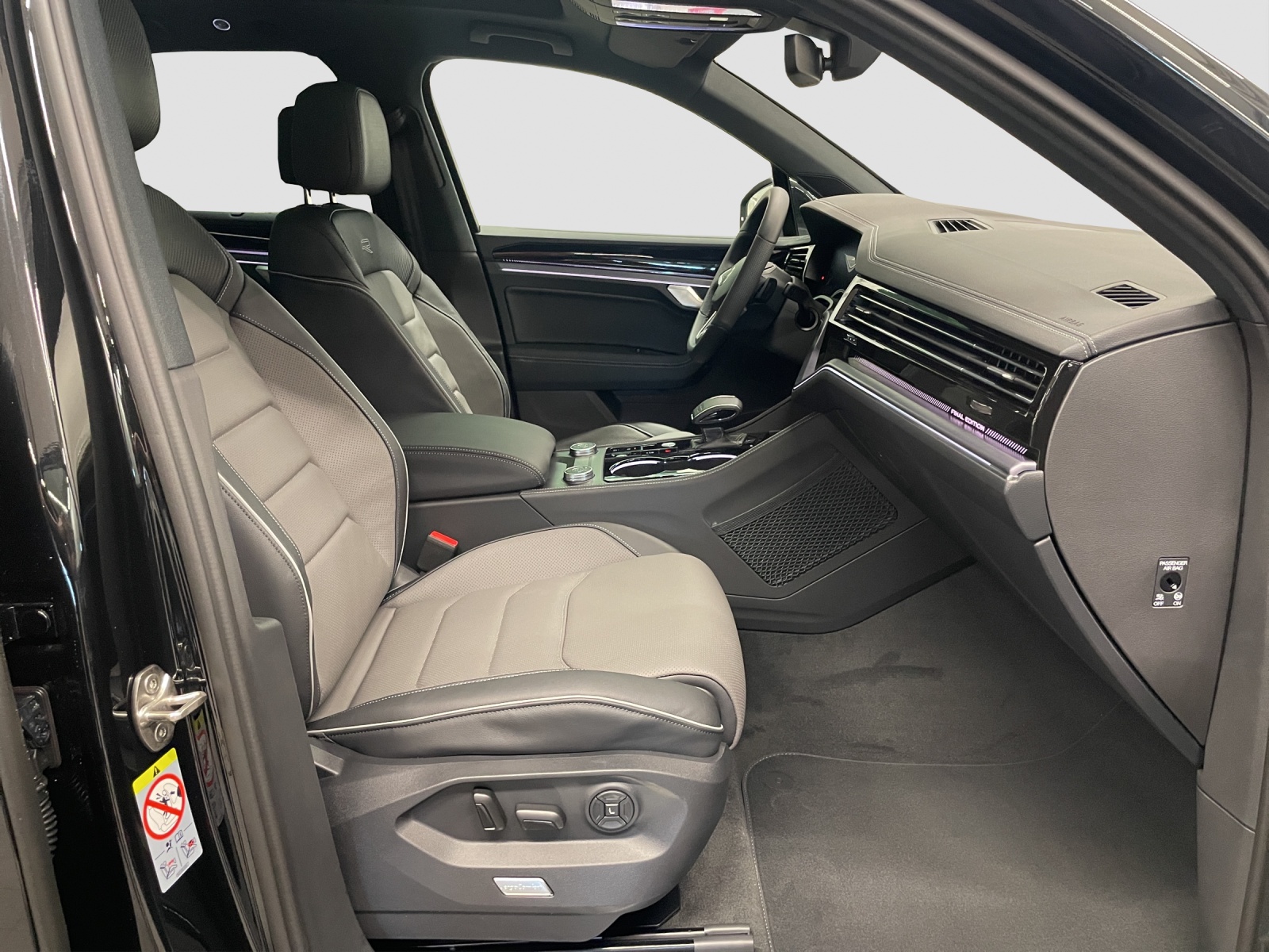 VW Touareg 3.0 TDI R-Line Final Edition Tiptronic-image-13