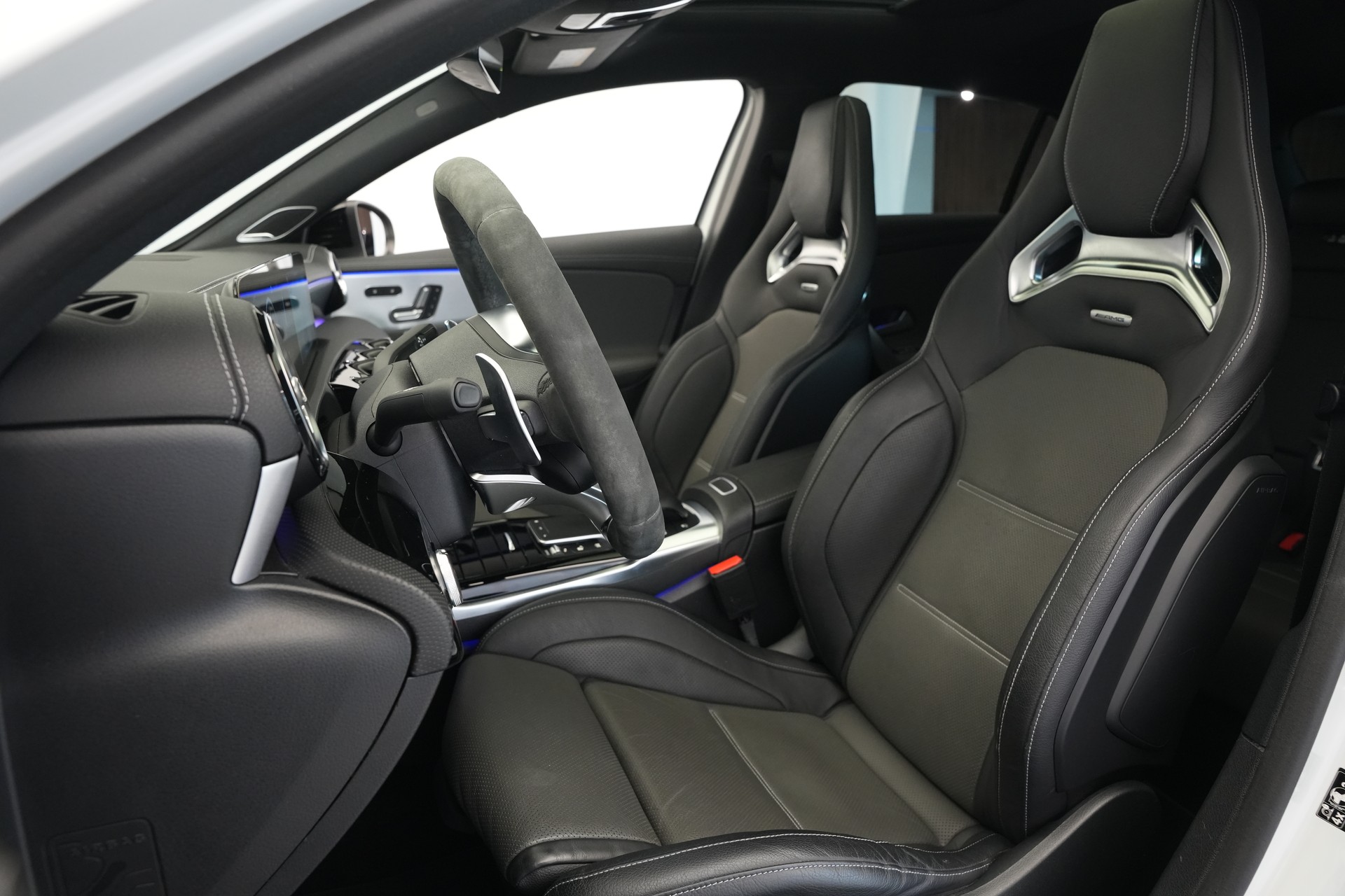 MERCEDES-BENZ A 45 S AMG 4Matic+ Speedshift *CH-Fahrzeug* *Performance Sitze* *Burmester*-image-14