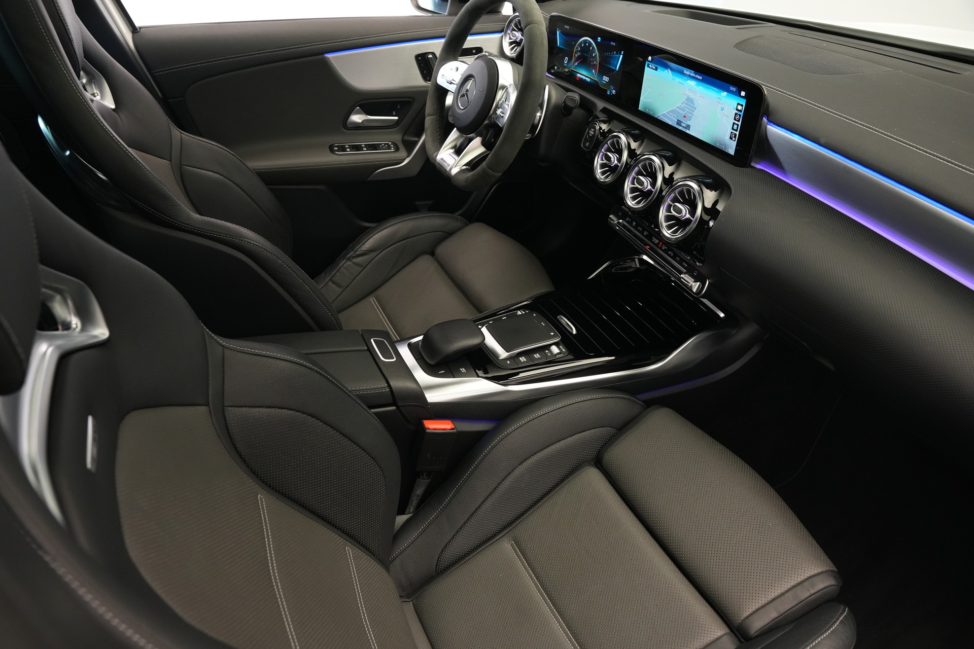 MERCEDES-BENZ A 45 S AMG 4Matic+ Speedshift *CH-Fahrzeug* *Performance Sitze* *Burmester*-image-12