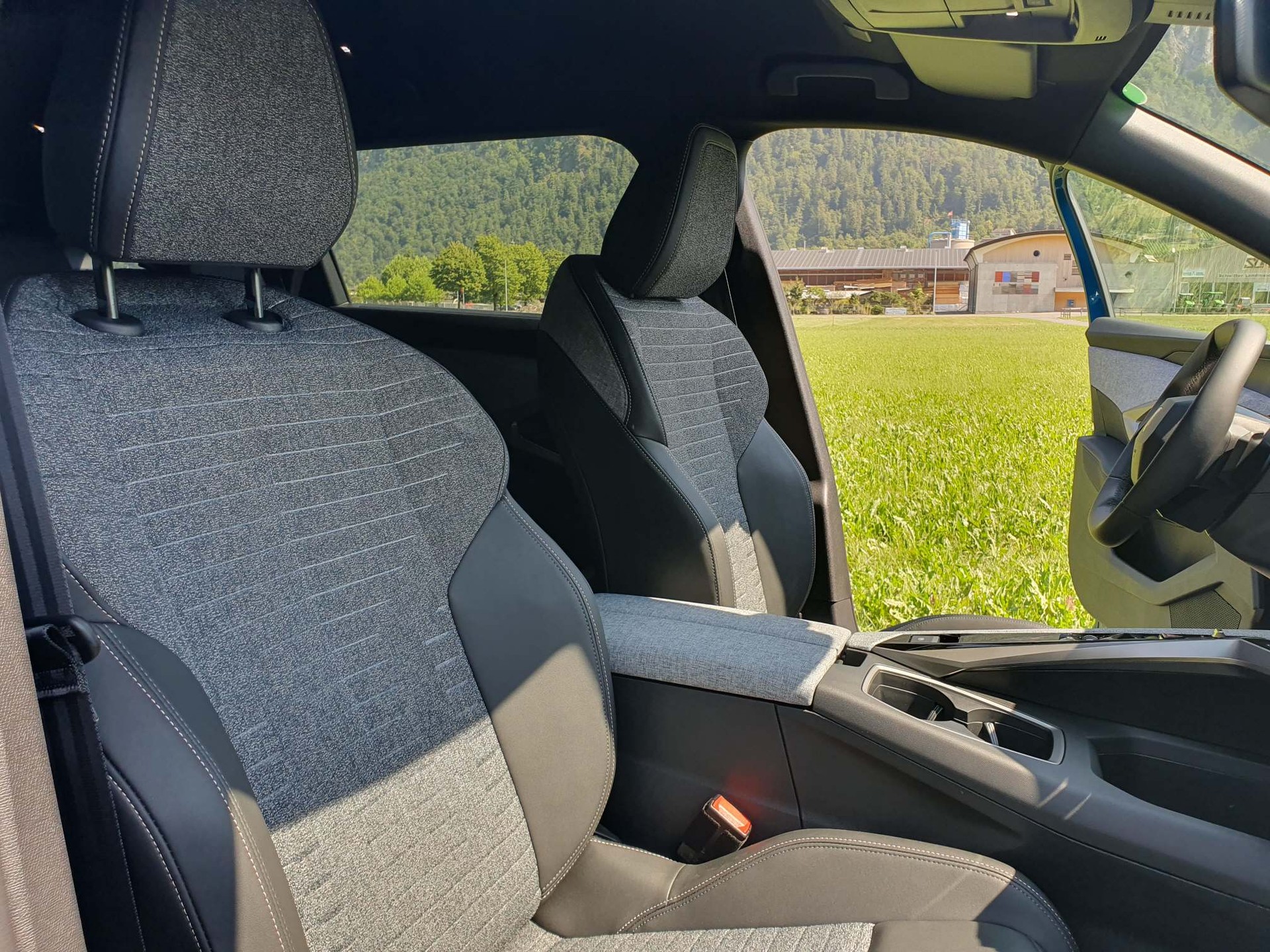 PEUGEOT 5008 e-Allure Premium 4x4-image-11