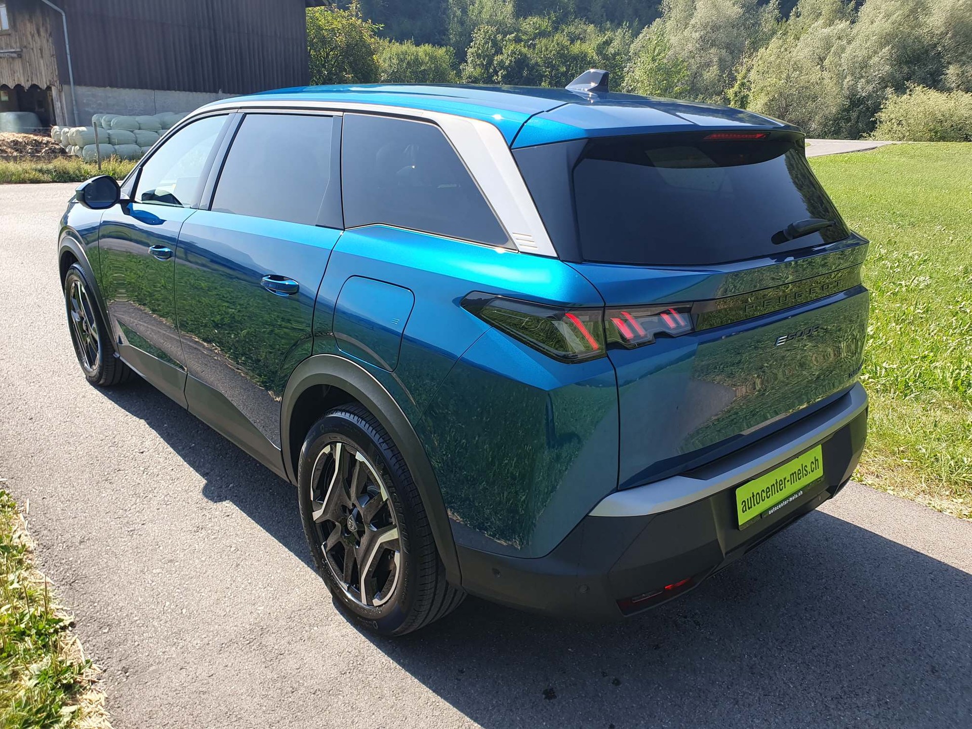 PEUGEOT 5008 e-Allure Premium 4x4-image-4