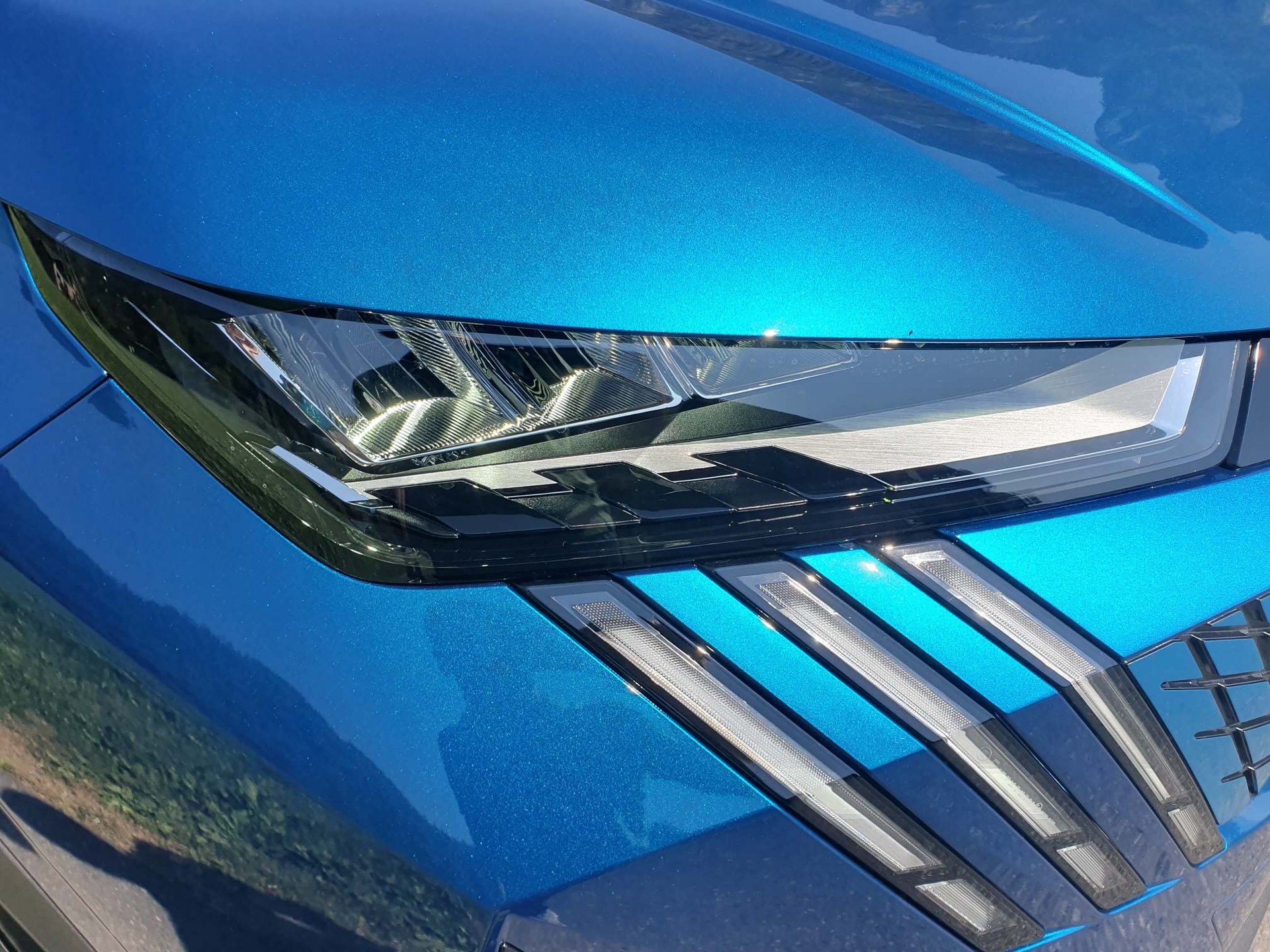 PEUGEOT 5008 e-Allure Premium 4x4-image-1