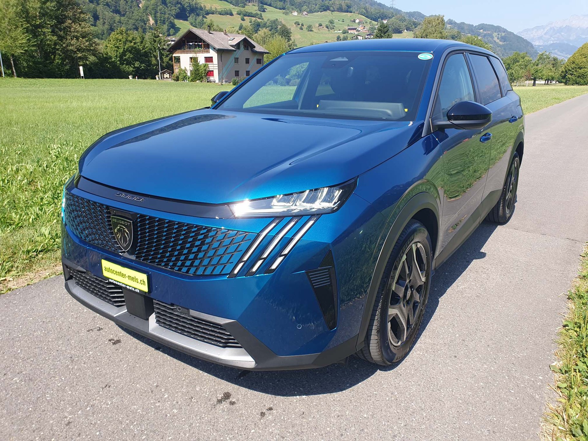 PEUGEOT 5008 e-Allure Premium 4x4-image-3
