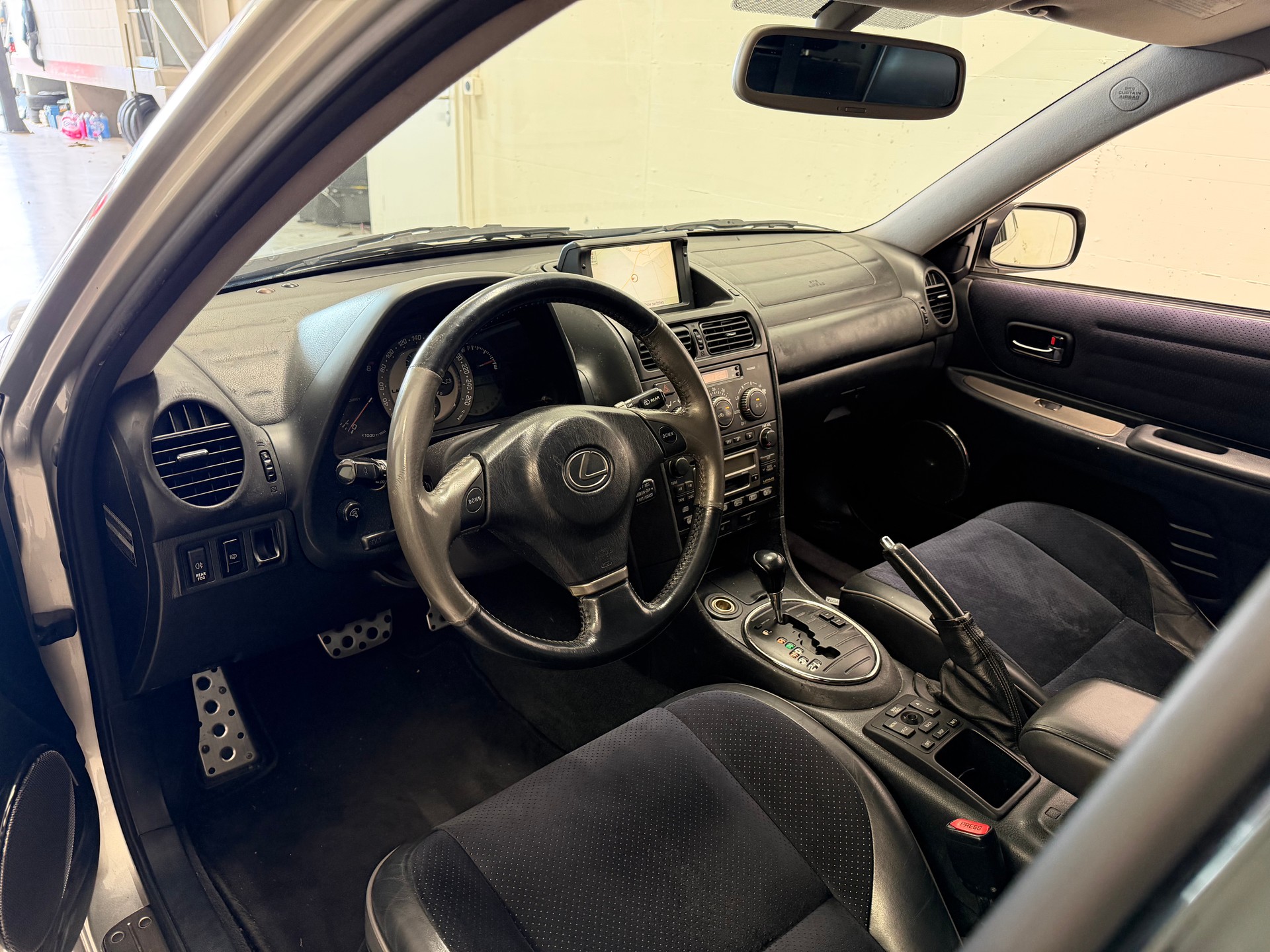 LEXUS IS 300 SportCross-image-8