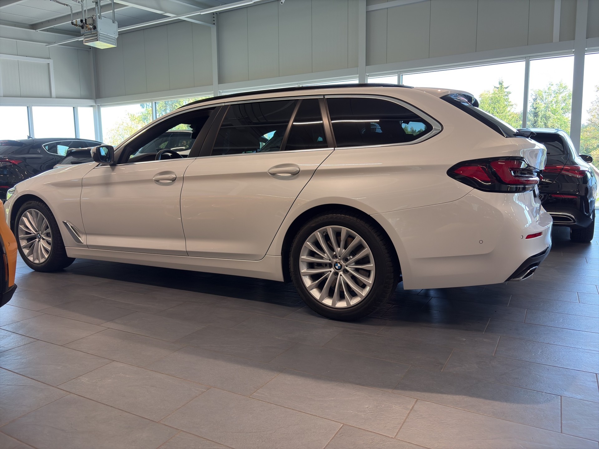 BMW 530d xDrive 48V Touring Steptronic-image-9
