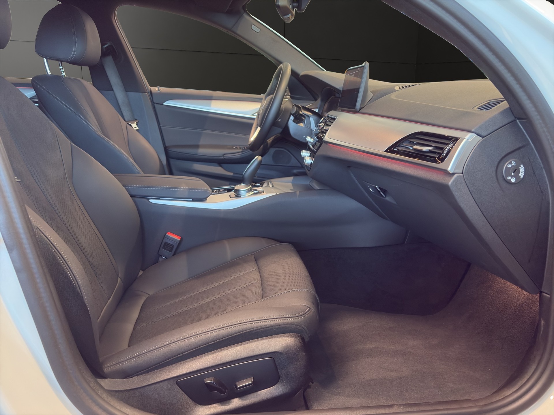BMW 530d xDrive 48V Touring Steptronic-image-23