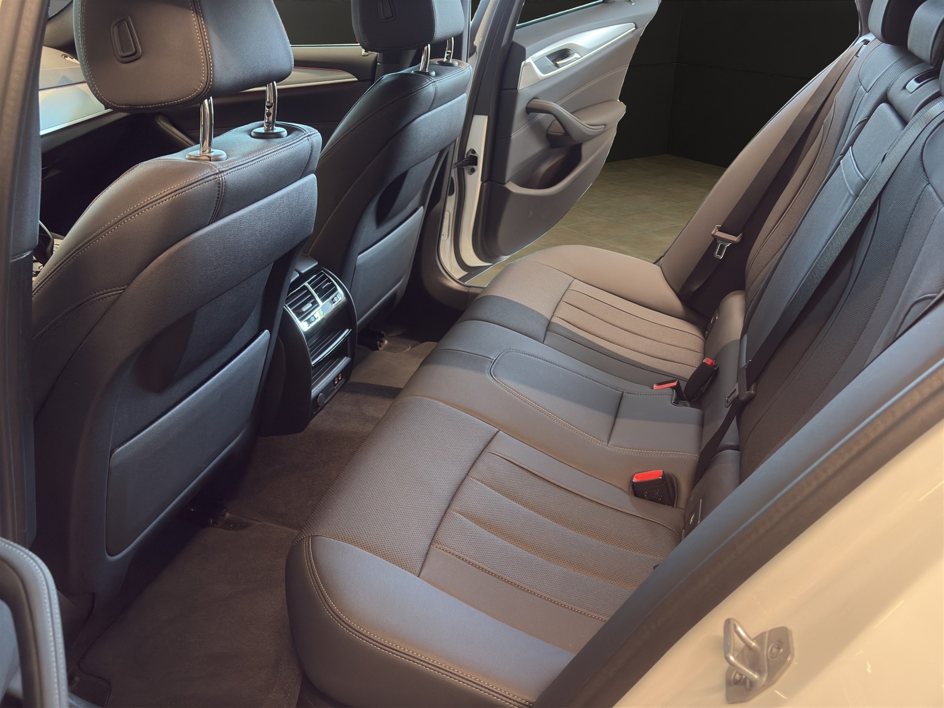 BMW 530d xDrive 48V Touring Steptronic-image-24
