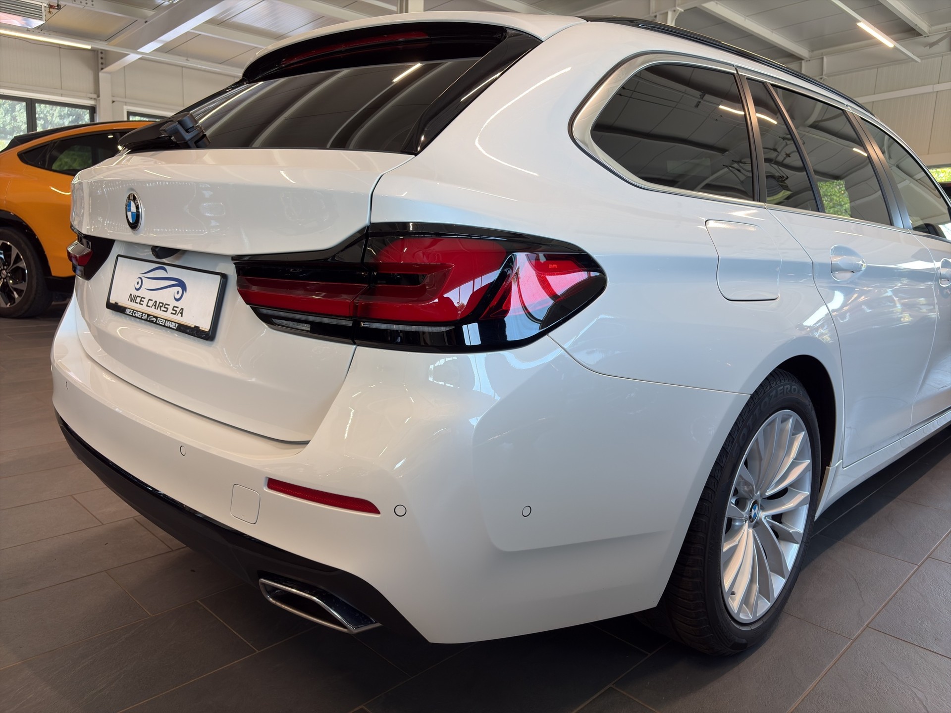 BMW 530d xDrive 48V Touring Steptronic-image-10