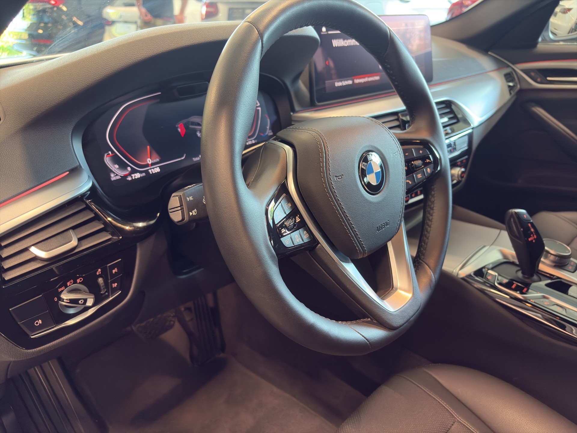 BMW 530d xDrive 48V Touring Steptronic-image-16