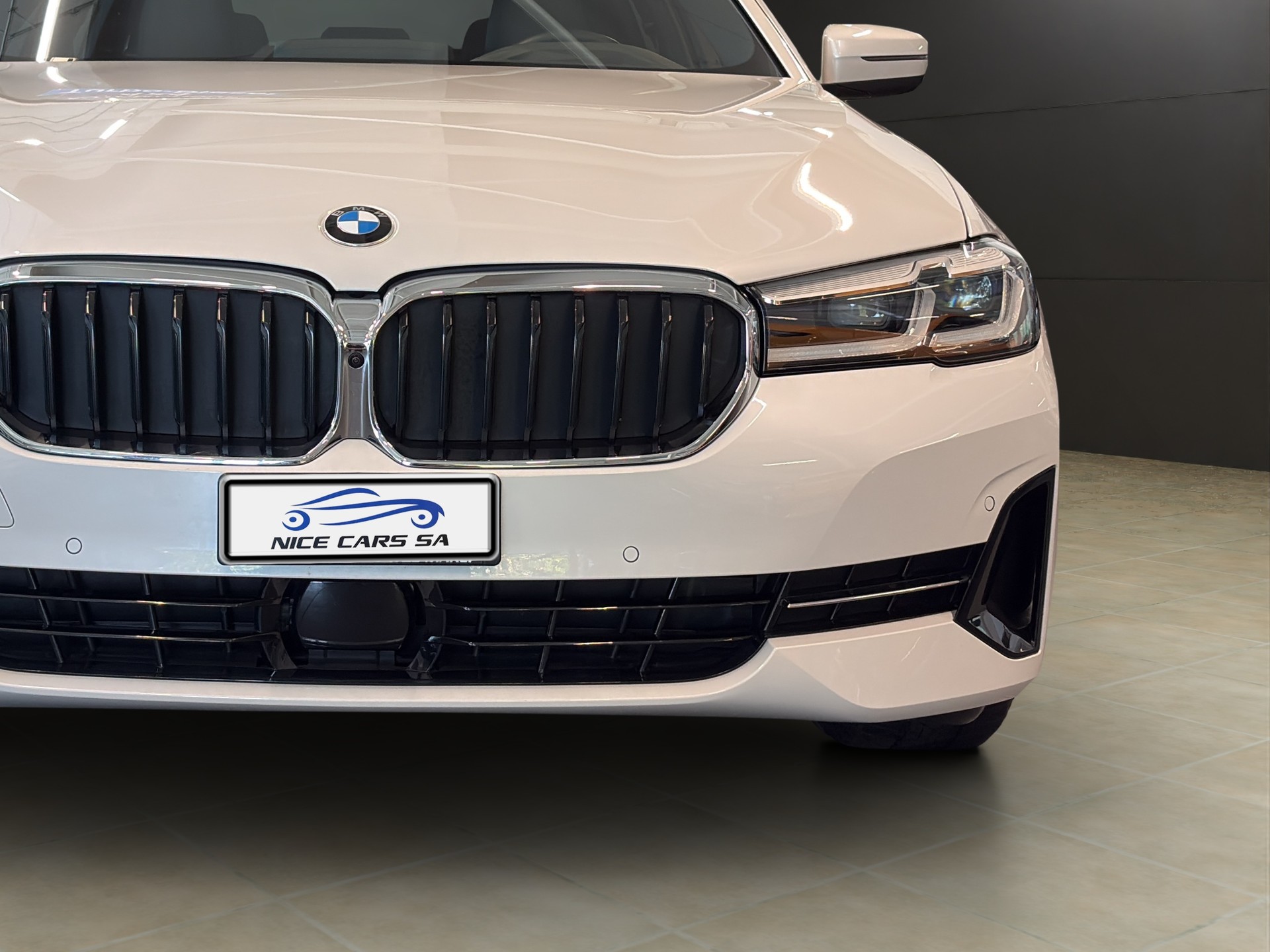 BMW 530d xDrive 48V Touring Steptronic-image-8