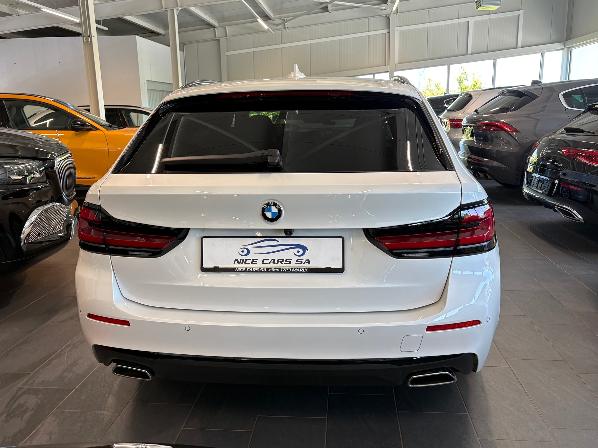 BMW 530d xDrive 48V Touring Steptronic-image-14