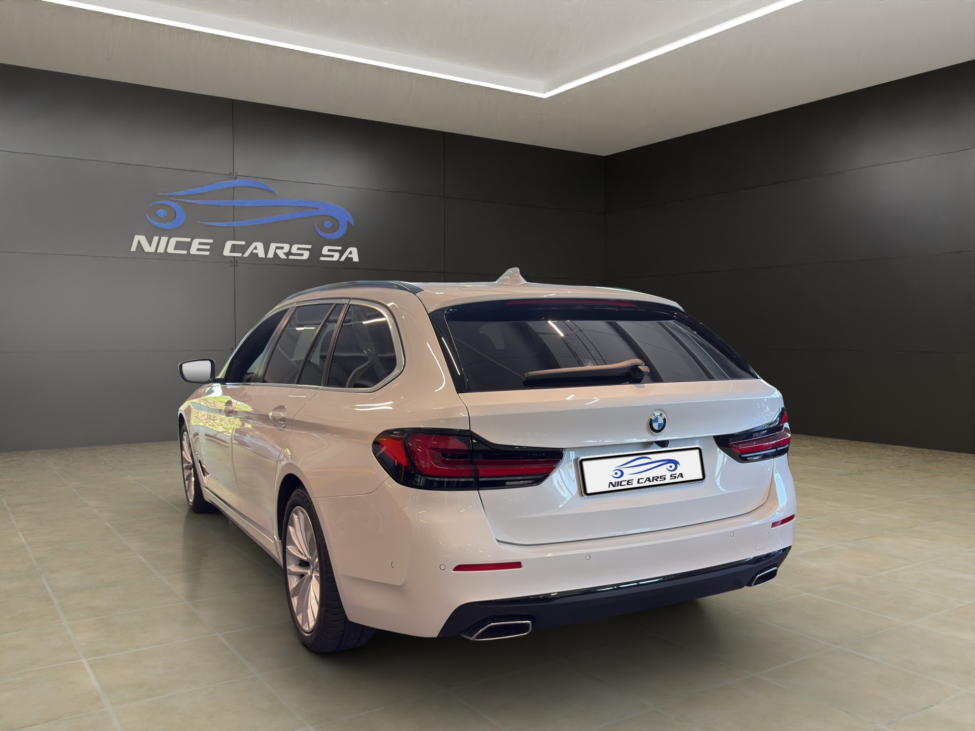 BMW 530d xDrive 48V Touring Steptronic-image-5