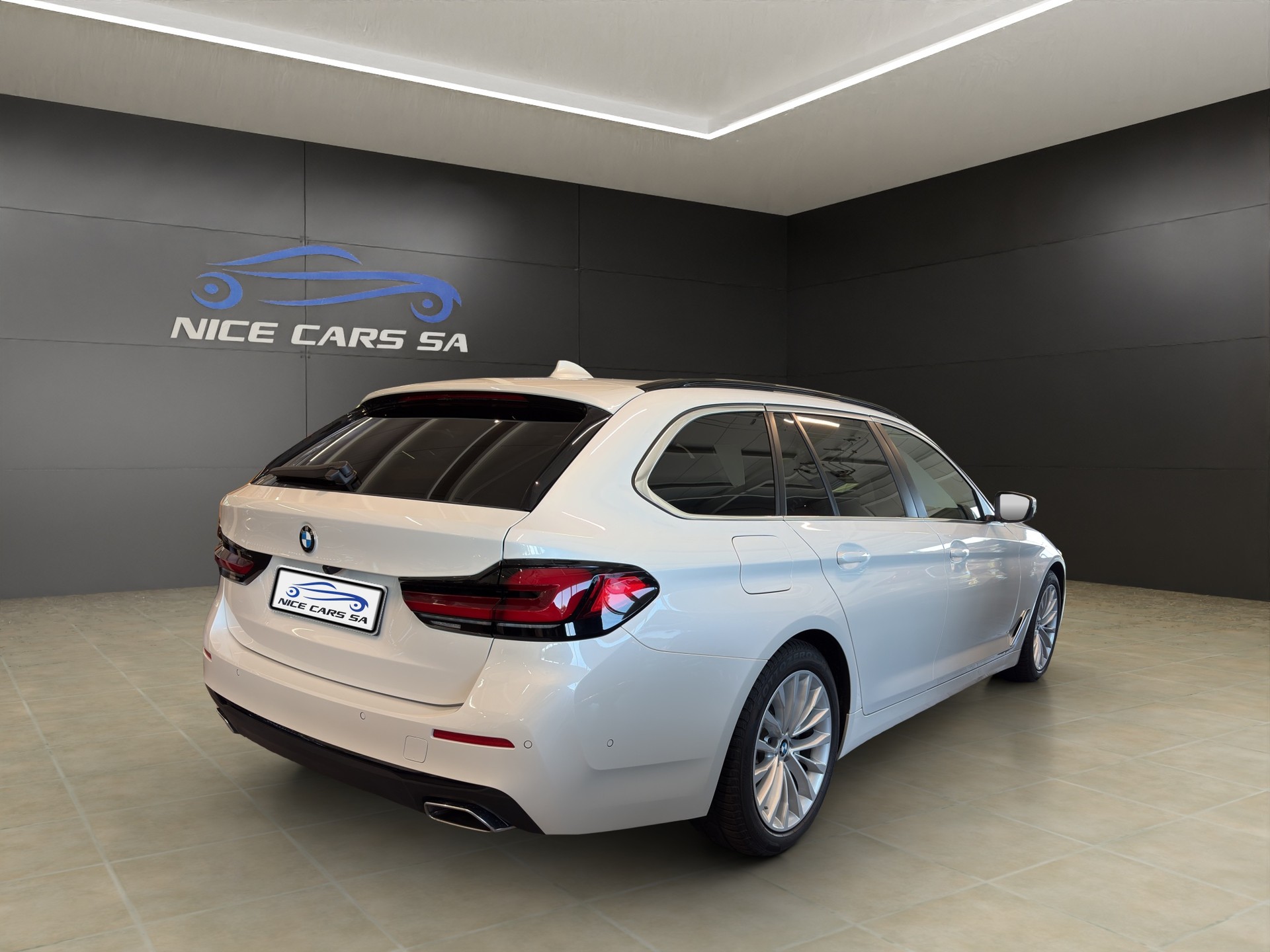 BMW 530d xDrive 48V Touring Steptronic-image-6