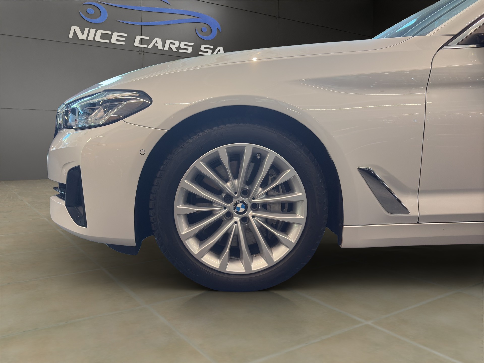 BMW 530d xDrive 48V Touring Steptronic-image-13
