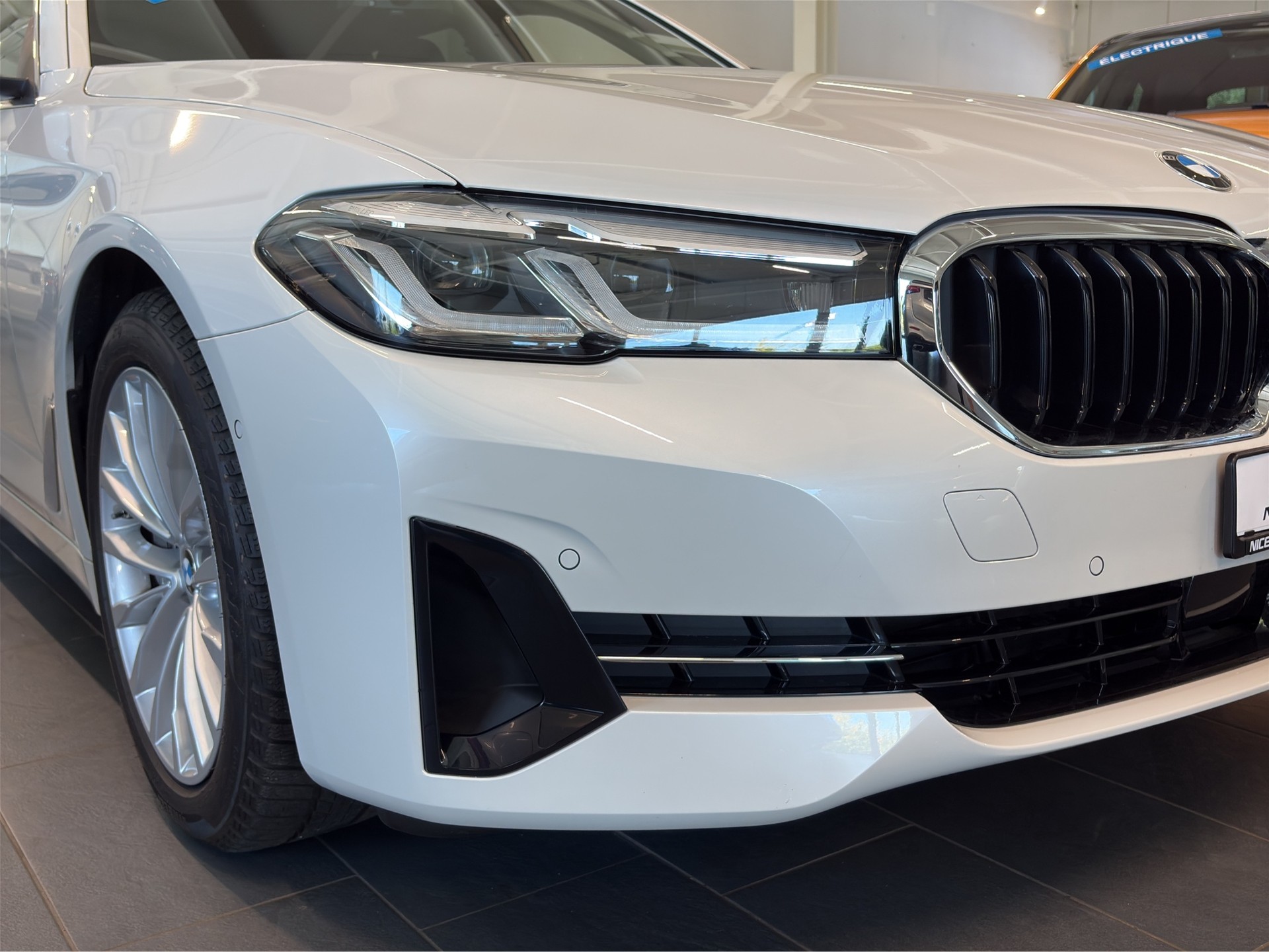 BMW 530d xDrive 48V Touring Steptronic-image-11