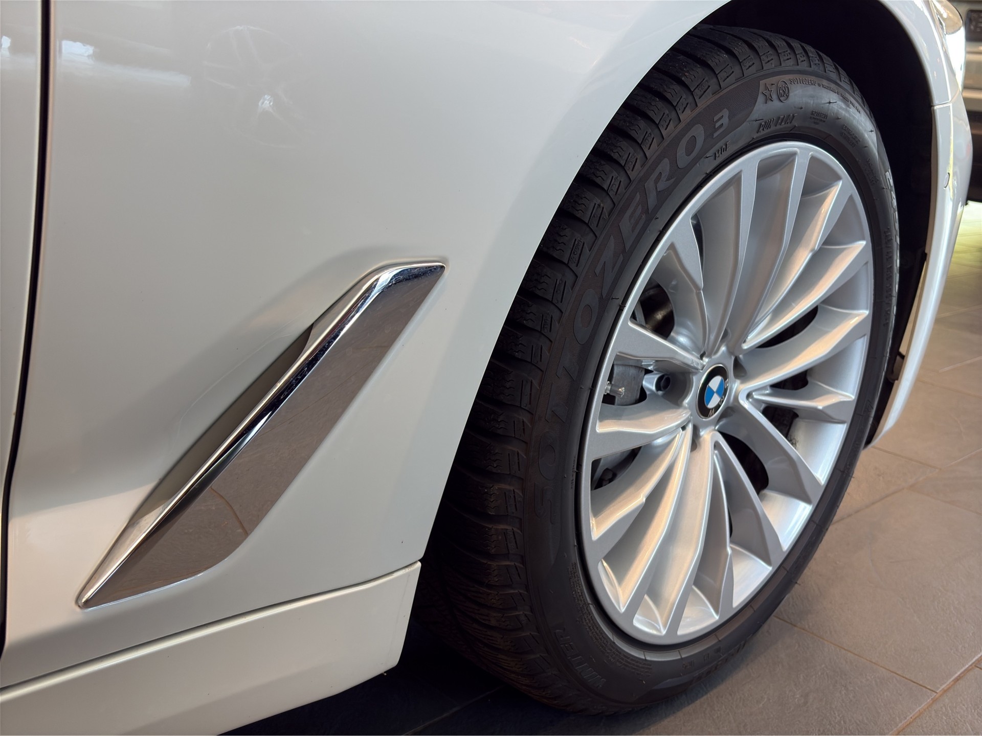 BMW 530d xDrive 48V Touring Steptronic-image-12