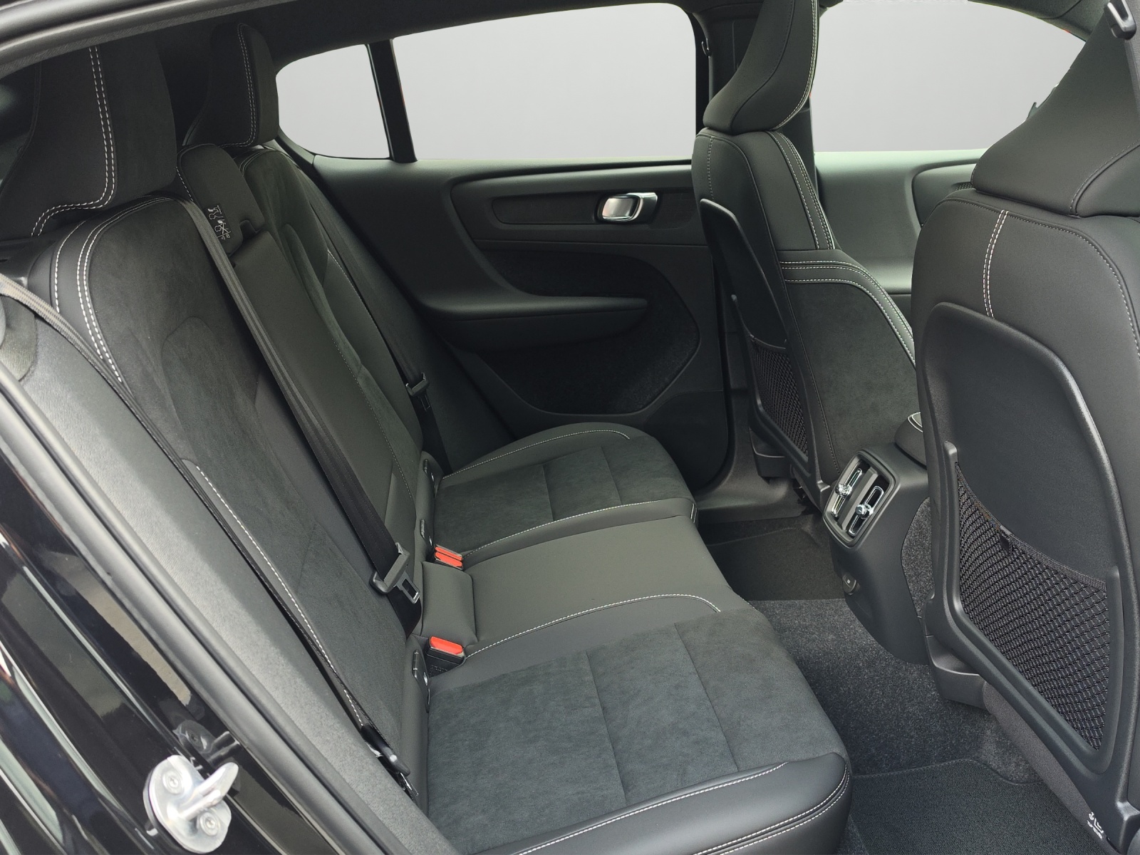 VOLVO EC40 82kWh Twin Motor Performance AWD Xcentric Black Edition-image-15