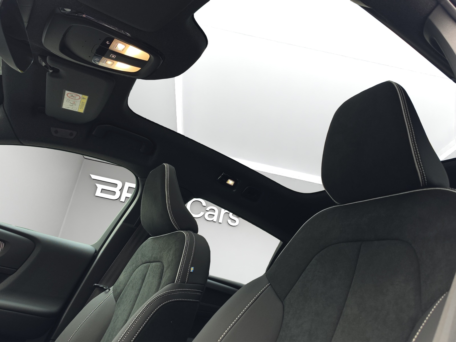 VOLVO EC40 82kWh Twin Motor Performance AWD Xcentric Black Edition-image-14