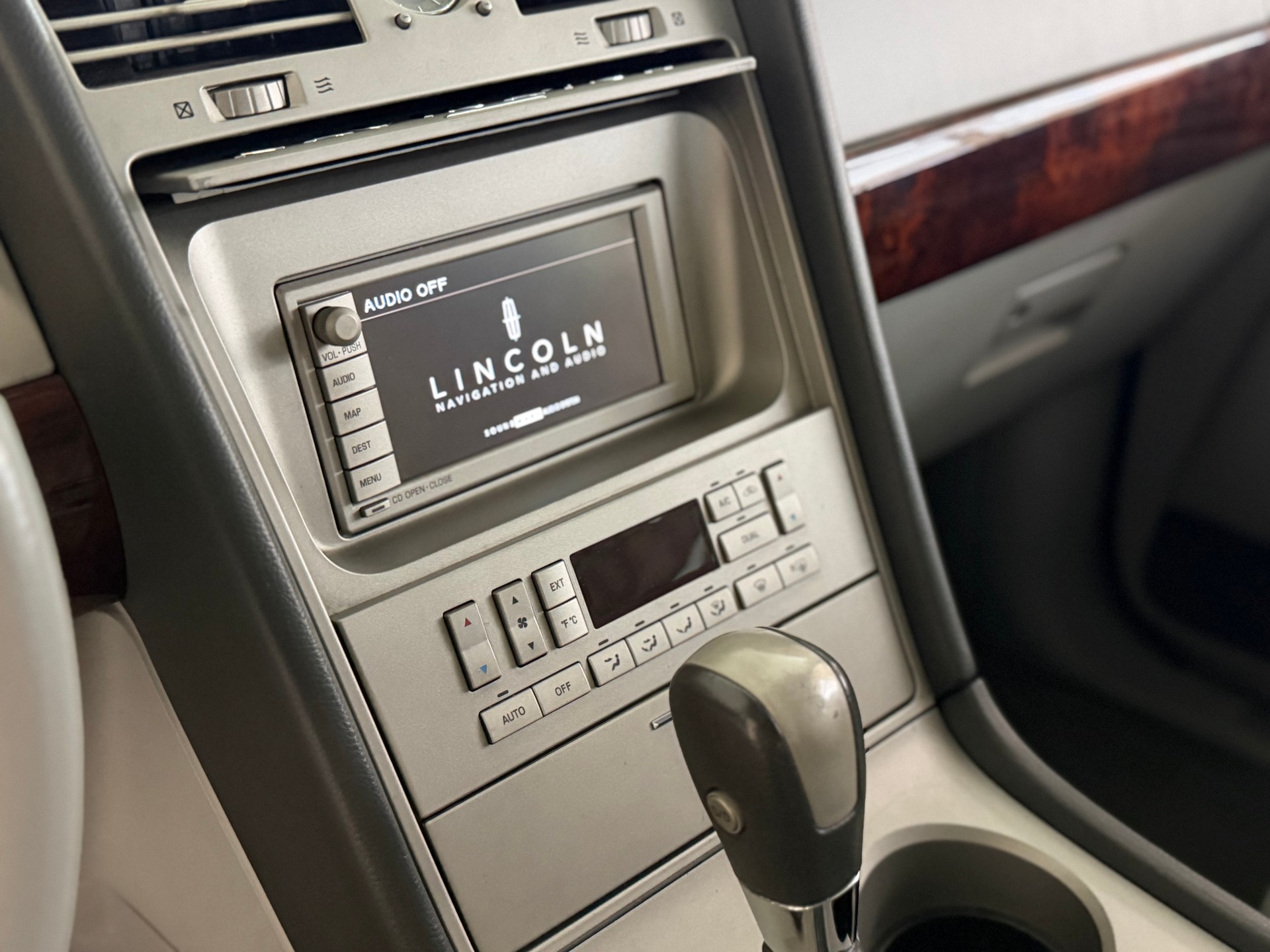 LINCOLN Navigator-image-28
