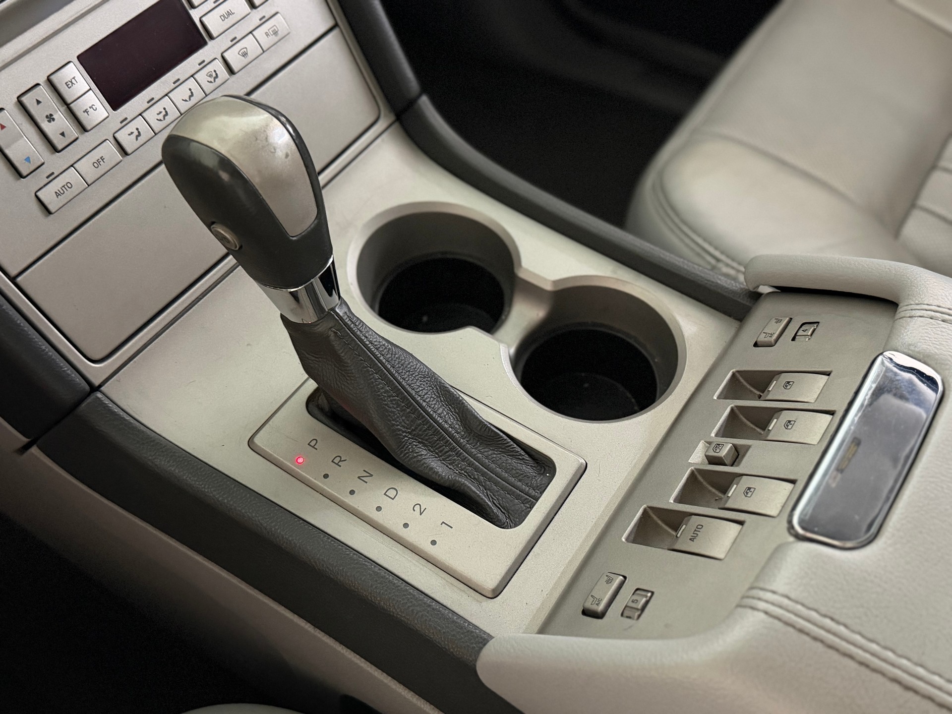 LINCOLN Navigator-image-26