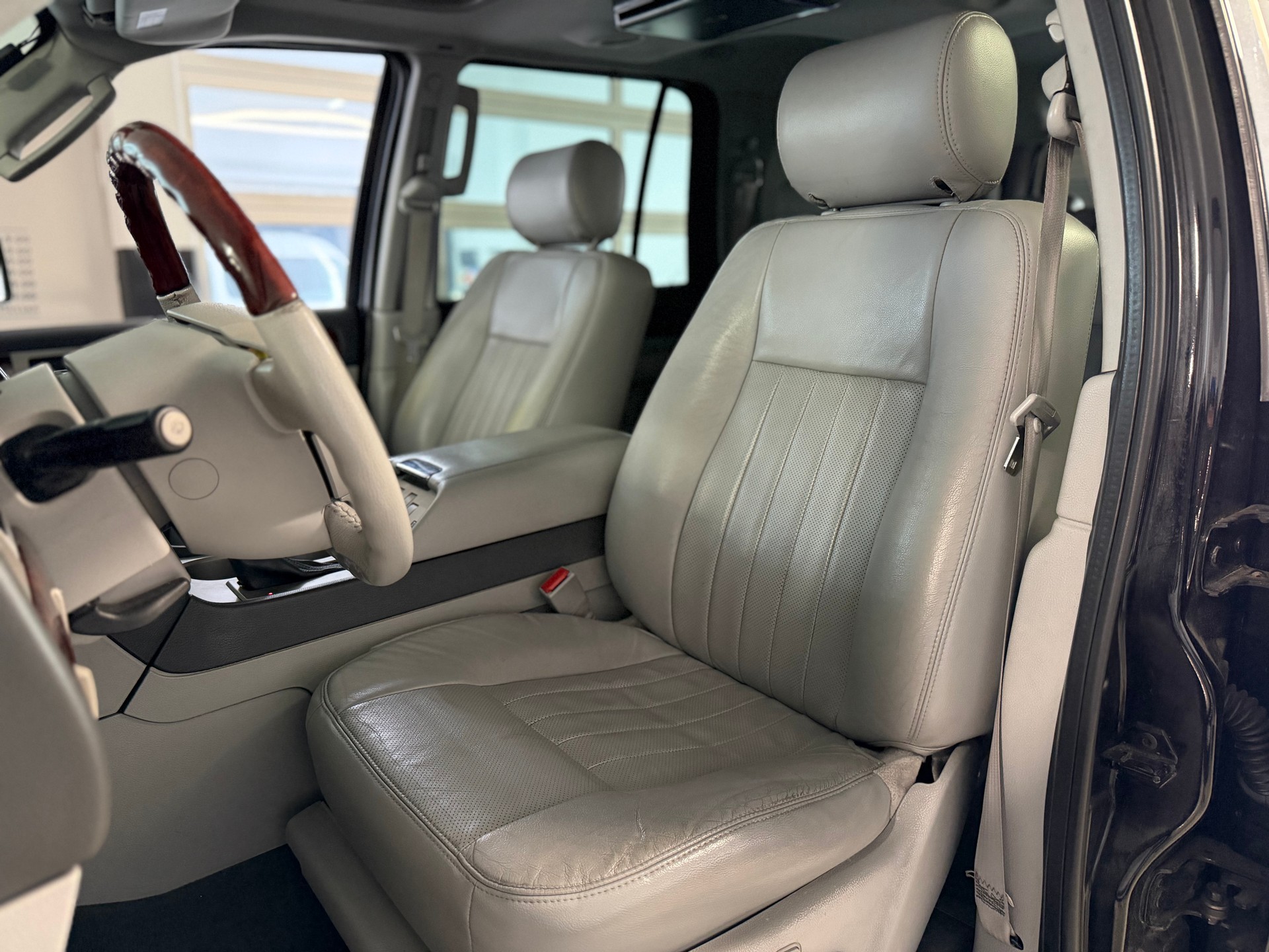 LINCOLN Navigator-image-17