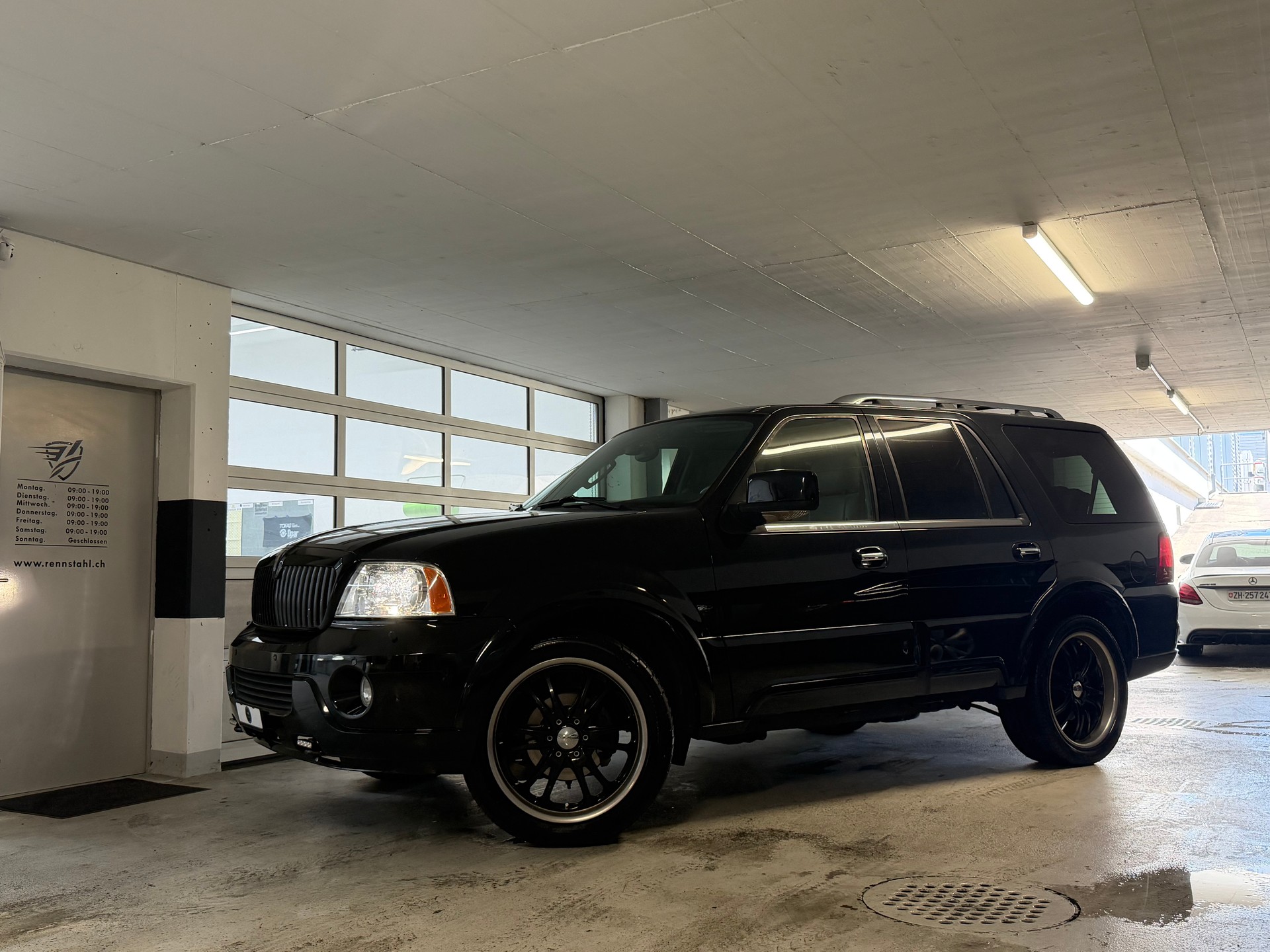 LINCOLN Navigator-showroom-element-1