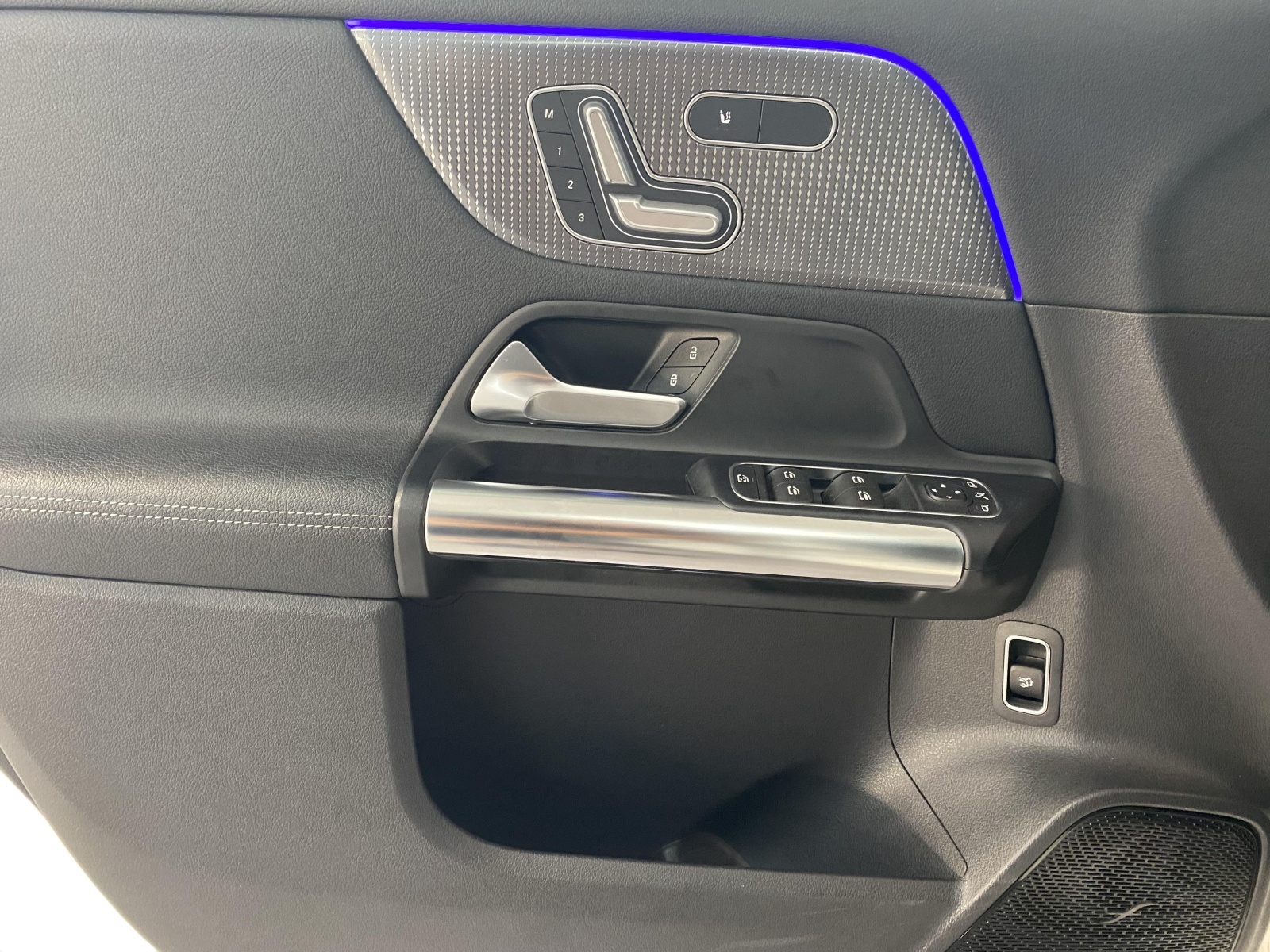 MERCEDES-BENZ EQA 350 4Matic-image-8