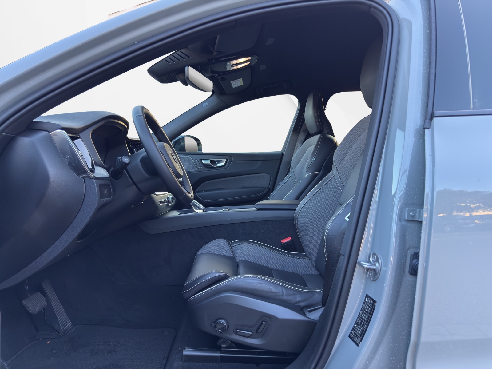 VOLVO XC60 B5 Benzin Mild Hybrid AWD Plus Dark Geartronic-image-8