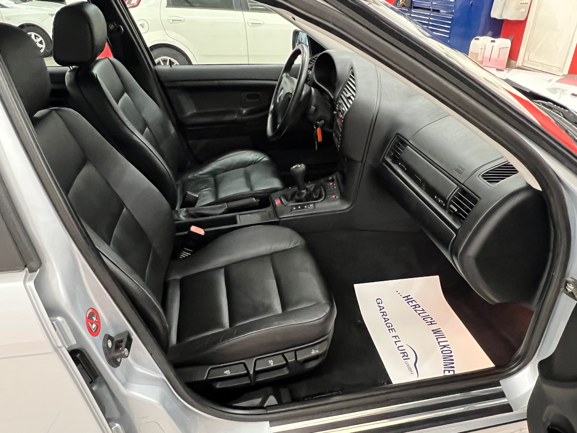 BMW 320i A Exclusiv Edition-image-11